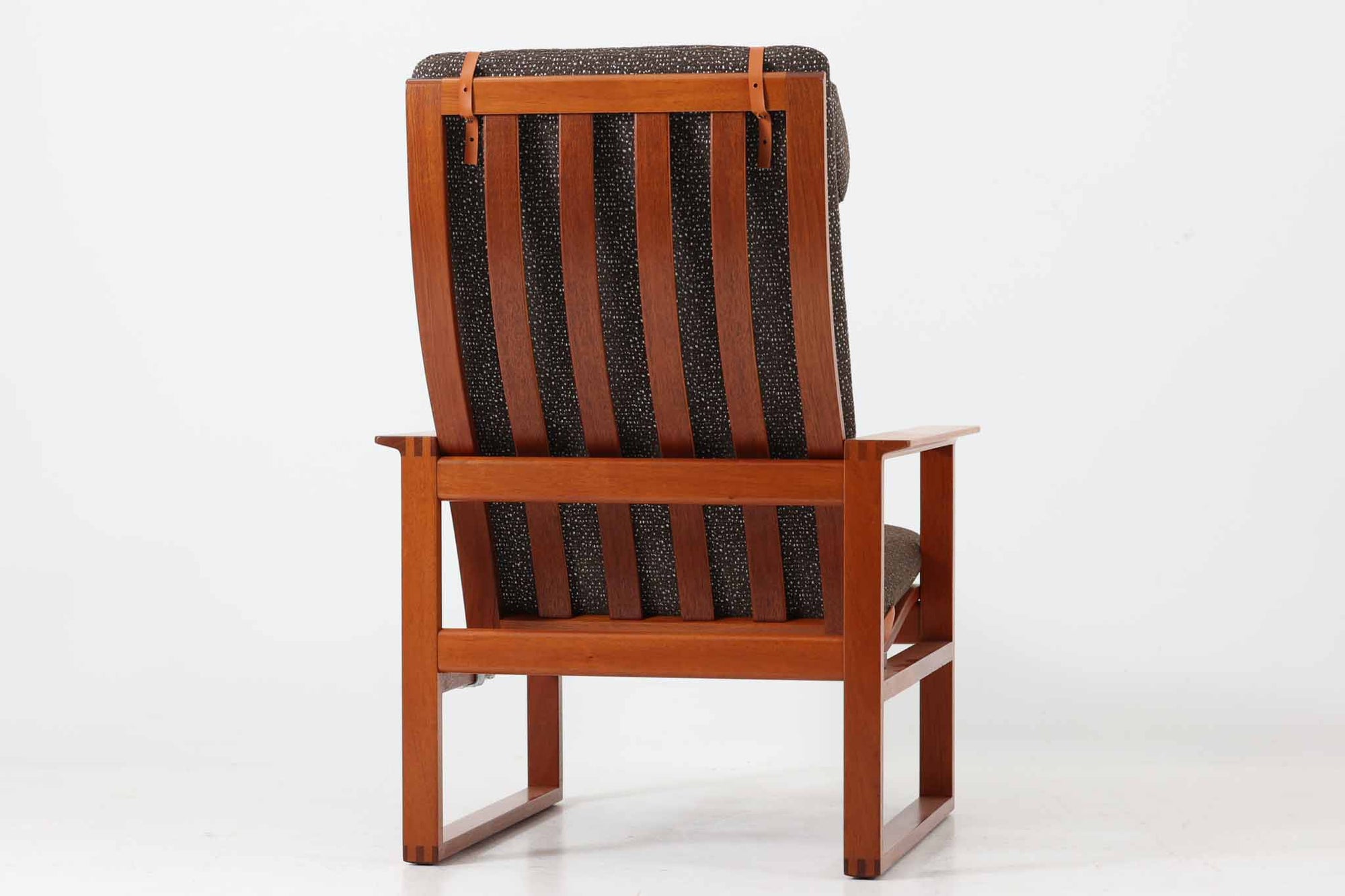 日本でも人気が高いボーエ・モーエンセンによる、ハイバックチェア　"model 2254"です。シンプルなデザインと強度と快適性を両立させた、軽量な四角形のフレームが特徴的で、"Runner Chair"とも呼ばれています。現存する高級家具メーカーFredericia社製のしっかりとした造りを感じる事ができます。ヘッドレストと調整可能なバックのおかげで快適なすわり心地です。フレームには良質で良い色味のマホガニー材が使用されています。