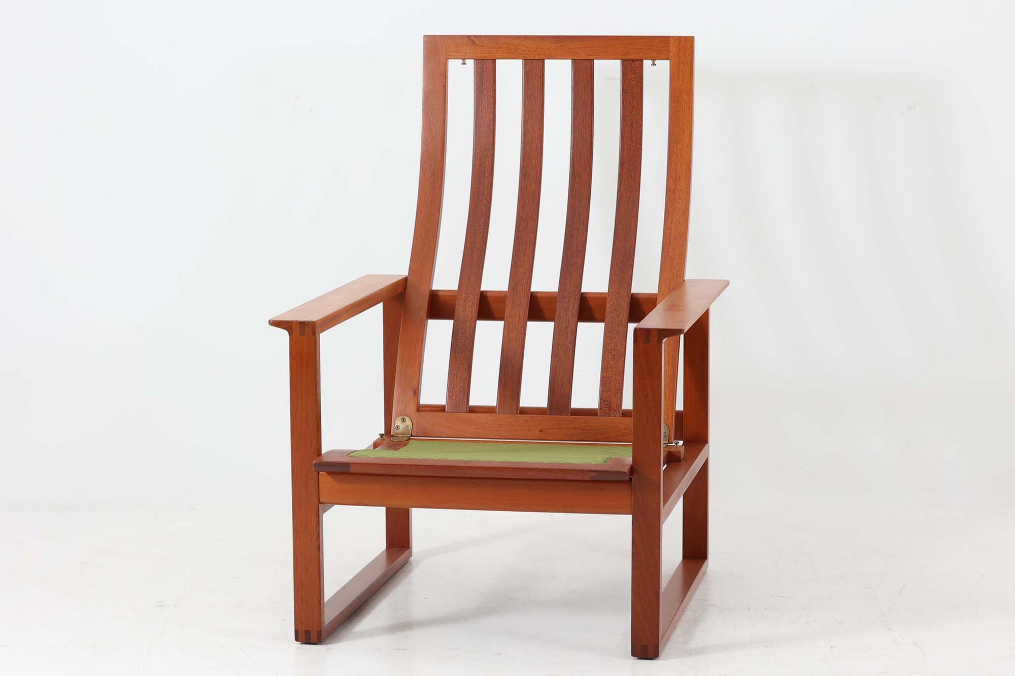 日本でも人気が高いボーエ・モーエンセンによる、ハイバックチェア　"model 2254"です。シンプルなデザインと強度と快適性を両立させた、軽量な四角形のフレームが特徴的で、"Runner Chair"とも呼ばれています。現存する高級家具メーカーFredericia社製のしっかりとした造りを感じる事ができます。ヘッドレストと調整可能なバックのおかげで快適なすわり心地です。フレームには良質で良い色味のマホガニー材が使用されています。