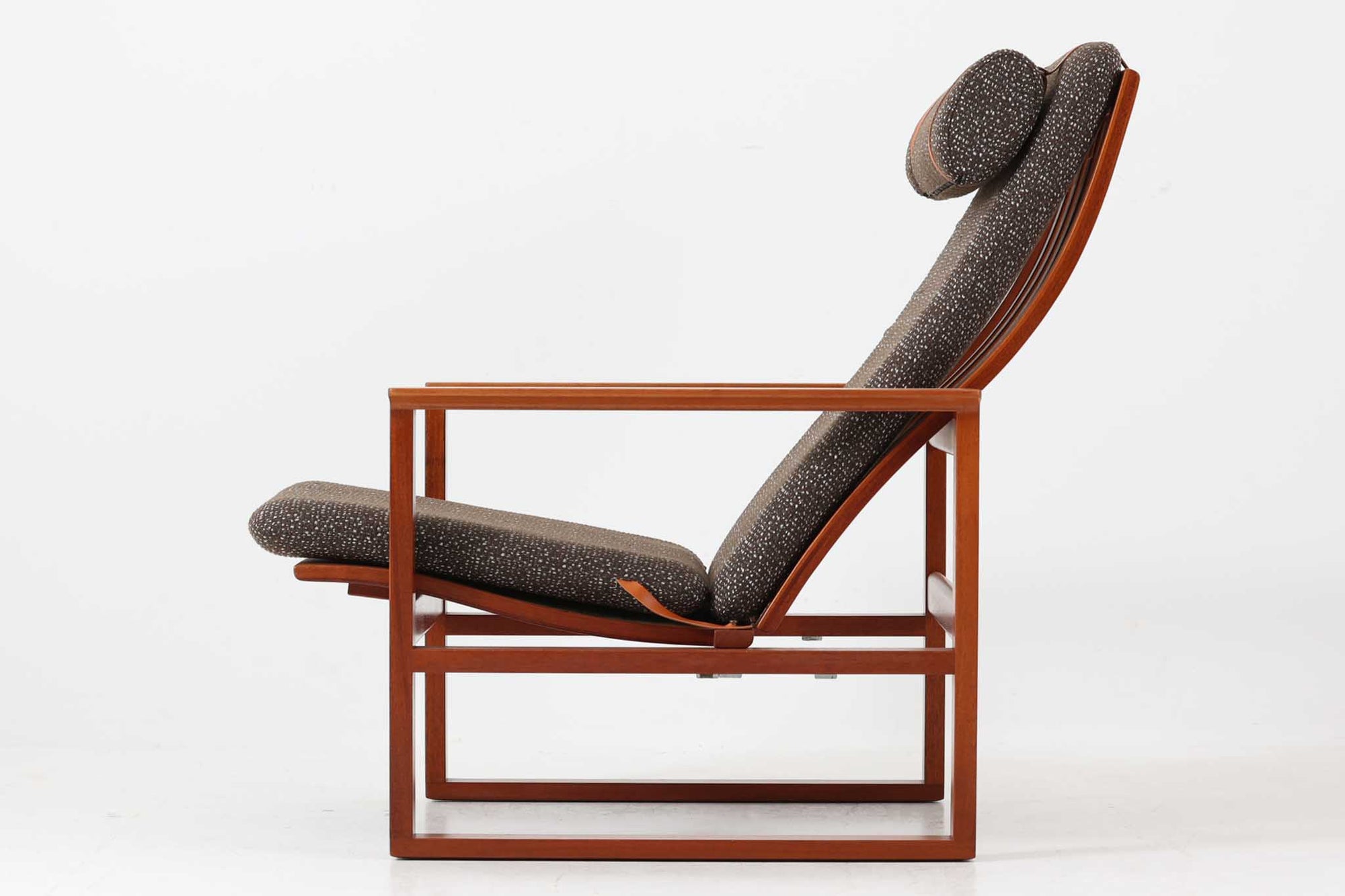 日本でも人気が高いボーエ・モーエンセンによる、ハイバックチェア　"model 2254"です。シンプルなデザインと強度と快適性を両立させた、軽量な四角形のフレームが特徴的で、"Runner Chair"とも呼ばれています。現存する高級家具メーカーFredericia社製のしっかりとした造りを感じる事ができます。ヘッドレストと調整可能なバックのおかげで快適なすわり心地です。フレームには良質で良い色味のマホガニー材が使用されています。