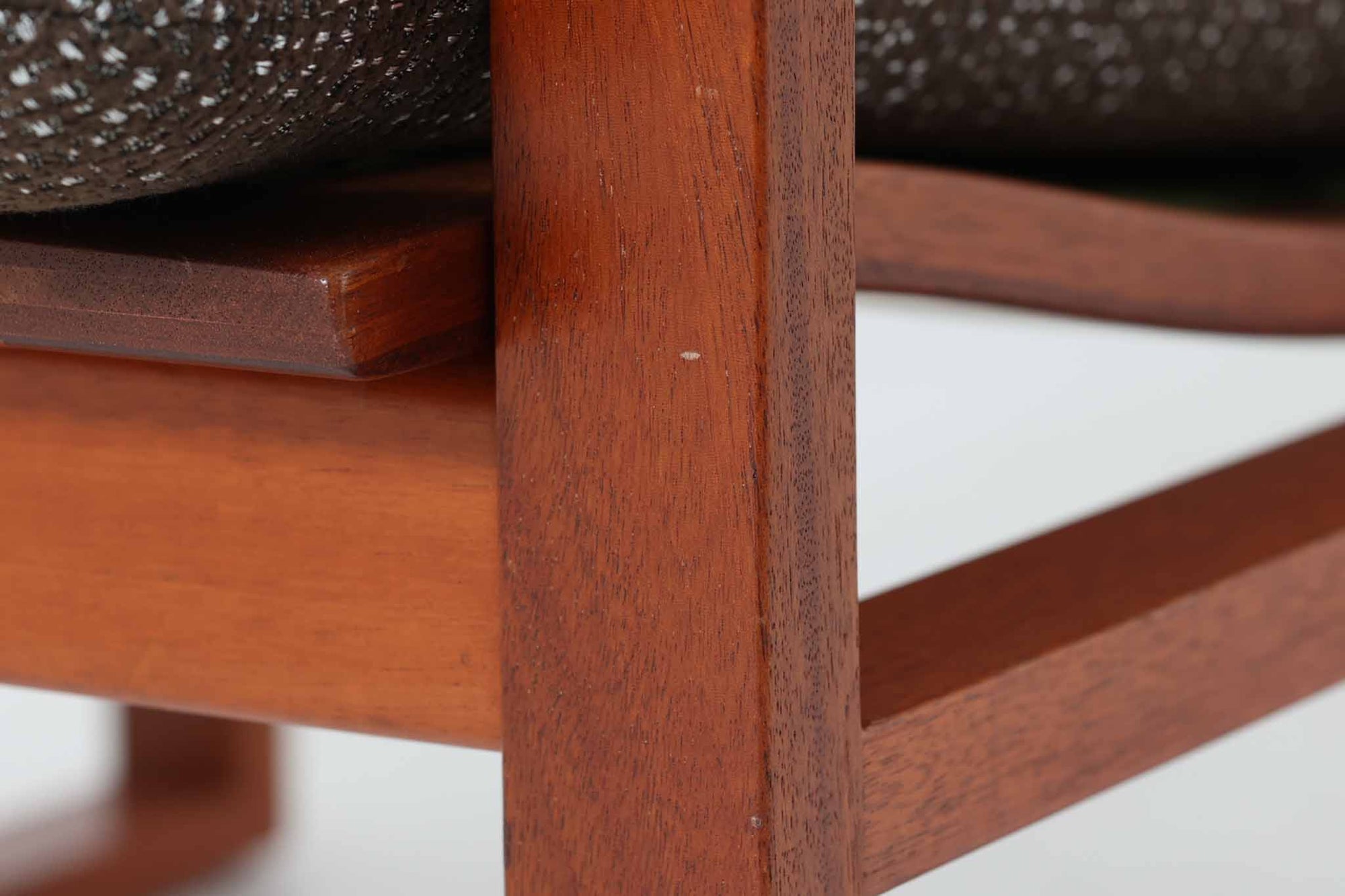 日本でも人気が高いボーエ・モーエンセンによる、ハイバックチェア　"model 2254"です。シンプルなデザインと強度と快適性を両立させた、軽量な四角形のフレームが特徴的で、"Runner Chair"とも呼ばれています。現存する高級家具メーカーFredericia社製のしっかりとした造りを感じる事ができます。ヘッドレストと調整可能なバックのおかげで快適なすわり心地です。フレームには良質で良い色味のマホガニー材が使用されています。