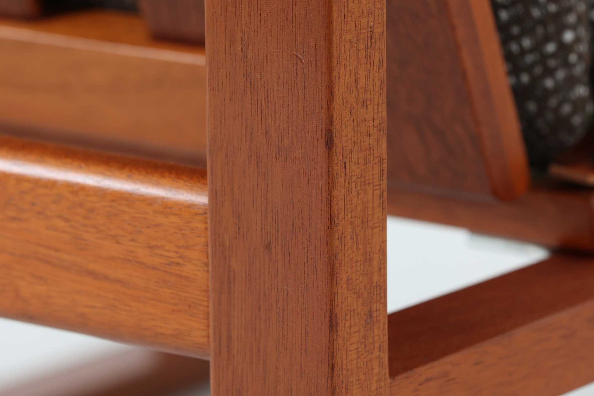 日本でも人気が高いボーエ・モーエンセンによる、ハイバックチェア　"model 2254"です。シンプルなデザインと強度と快適性を両立させた、軽量な四角形のフレームが特徴的で、"Runner Chair"とも呼ばれています。現存する高級家具メーカーFredericia社製のしっかりとした造りを感じる事ができます。ヘッドレストと調整可能なバックのおかげで快適なすわり心地です。フレームには良質で良い色味のマホガニー材が使用されています。