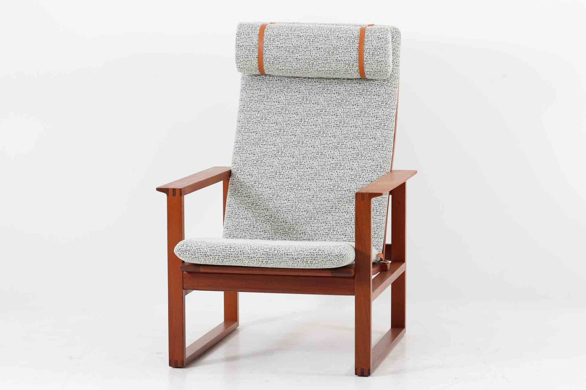 日本でも人気が高いボーエ・モーエンセンによる、ハイバックチェア　"model 2254"です。シンプルなデザインと強度と快適性を両立させた、軽量な四角形のフレームが特徴的で、"Runner Chair"とも呼ばれています。現存する高級家具メーカーFredericia社製のしっかりとした造りを感じる事ができます。ヘッドレストと調整可能なバックのおかげで快適なすわり心地です。フレームには良質で良い色味のマホガニー材が使用されています。