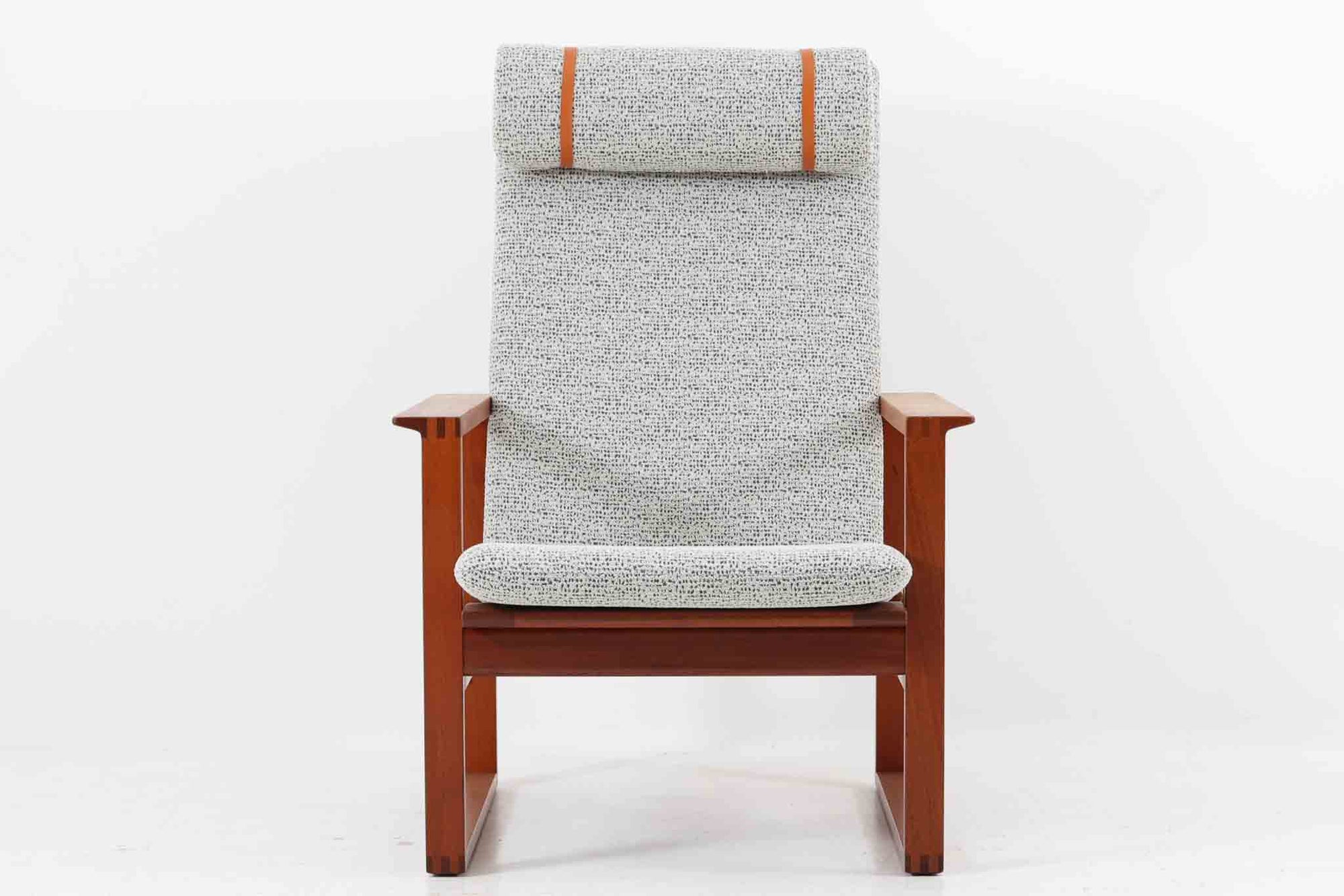 日本でも人気が高いボーエ・モーエンセンによる、ハイバックチェア　"model 2254"です。シンプルなデザインと強度と快適性を両立させた、軽量な四角形のフレームが特徴的で、"Runner Chair"とも呼ばれています。現存する高級家具メーカーFredericia社製のしっかりとした造りを感じる事ができます。ヘッドレストと調整可能なバックのおかげで快適なすわり心地です。フレームには良質で良い色味のマホガニー材が使用されています。