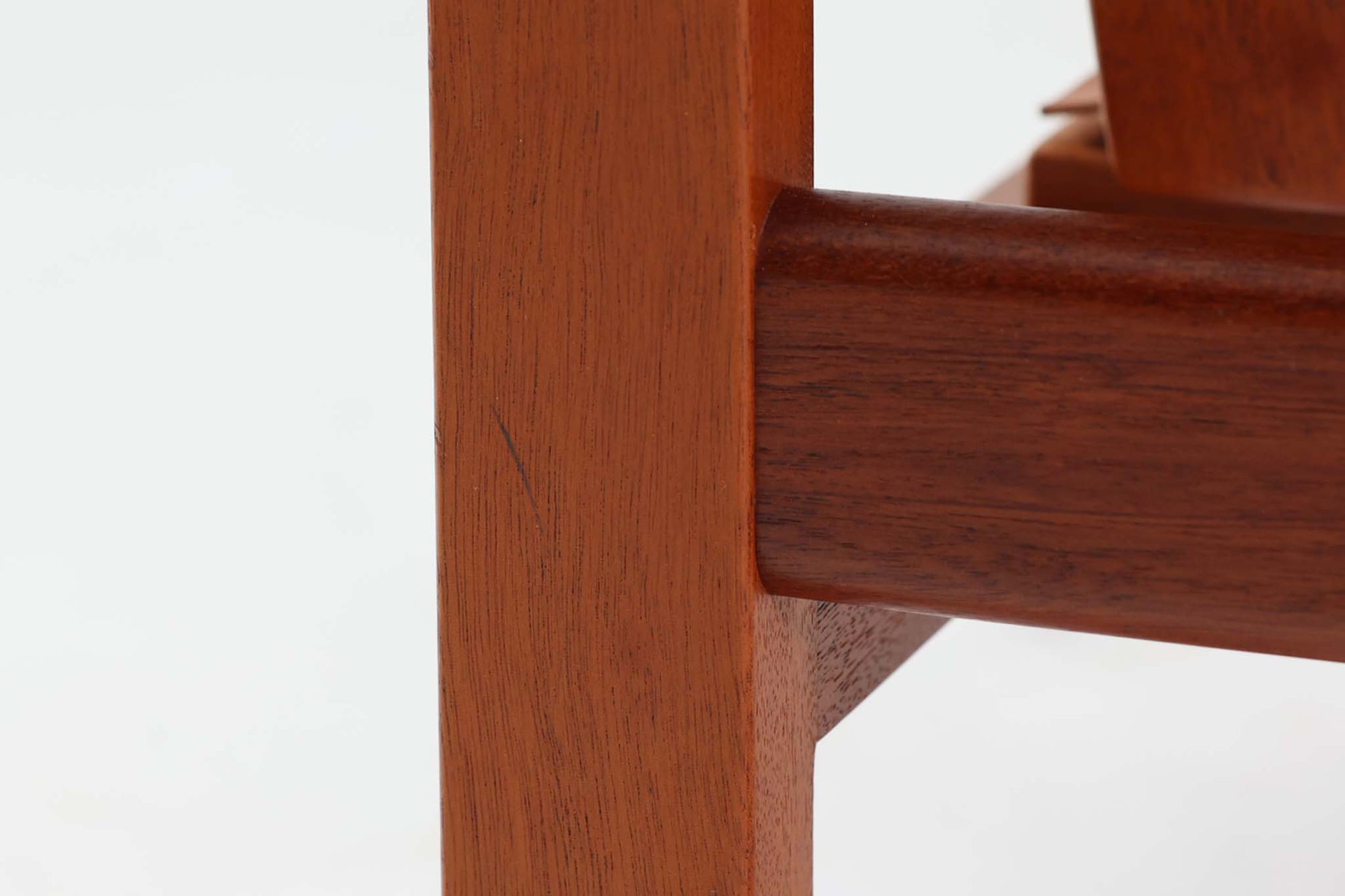日本でも人気が高いボーエ・モーエンセンによる、ハイバックチェア　"model 2254"です。シンプルなデザインと強度と快適性を両立させた、軽量な四角形のフレームが特徴的で、"Runner Chair"とも呼ばれています。現存する高級家具メーカーFredericia社製のしっかりとした造りを感じる事ができます。ヘッドレストと調整可能なバックのおかげで快適なすわり心地です。フレームには良質で良い色味のマホガニー材が使用されています。