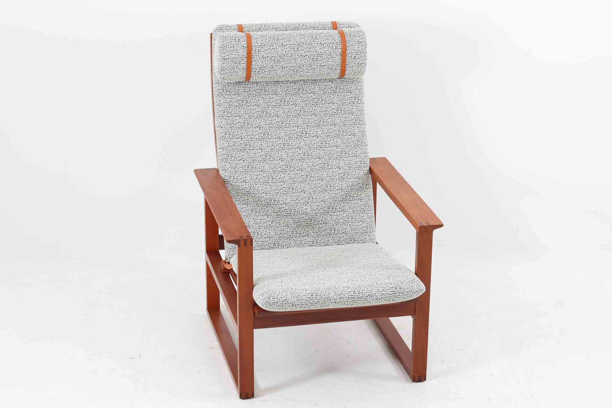日本でも人気が高いボーエ・モーエンセンによる、ハイバックチェア　"model 2254"です。シンプルなデザインと強度と快適性を両立させた、軽量な四角形のフレームが特徴的で、"Runner Chair"とも呼ばれています。現存する高級家具メーカーFredericia社製のしっかりとした造りを感じる事ができます。ヘッドレストと調整可能なバックのおかげで快適なすわり心地です。フレームには良質で良い色味のマホガニー材が使用されています。