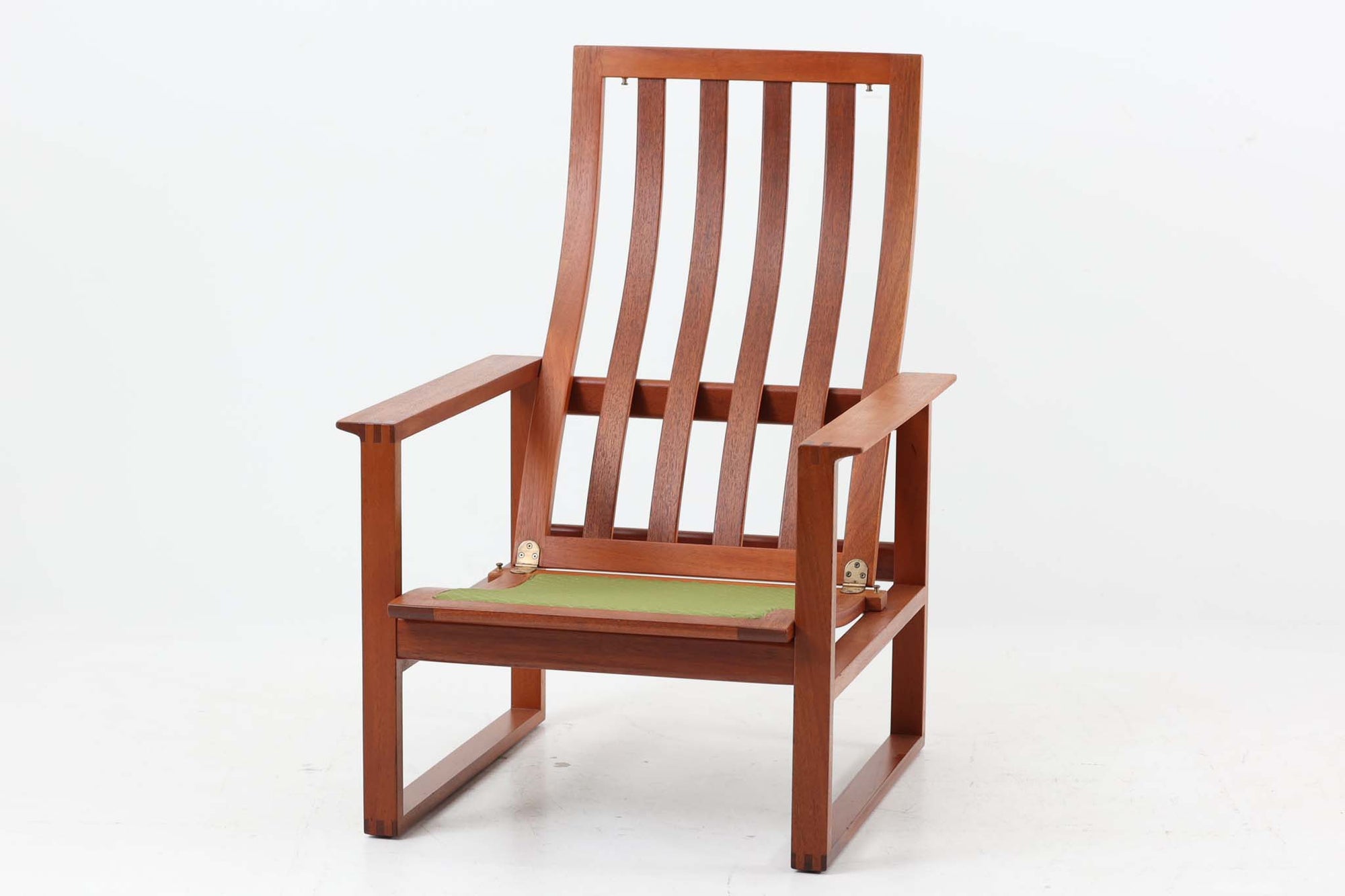 日本でも人気が高いボーエ・モーエンセンによる、ハイバックチェア　"model 2254"です。シンプルなデザインと強度と快適性を両立させた、軽量な四角形のフレームが特徴的で、"Runner Chair"とも呼ばれています。現存する高級家具メーカーFredericia社製のしっかりとした造りを感じる事ができます。ヘッドレストと調整可能なバックのおかげで快適なすわり心地です。フレームには良質で良い色味のマホガニー材が使用されています。