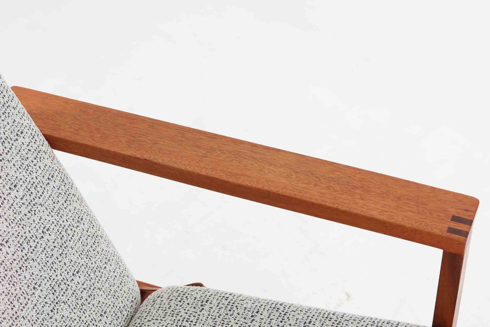 日本でも人気が高いボーエ・モーエンセンによる、ハイバックチェア　"model 2254"です。シンプルなデザインと強度と快適性を両立させた、軽量な四角形のフレームが特徴的で、"Runner Chair"とも呼ばれています。現存する高級家具メーカーFredericia社製のしっかりとした造りを感じる事ができます。ヘッドレストと調整可能なバックのおかげで快適なすわり心地です。フレームには良質で良い色味のマホガニー材が使用されています。