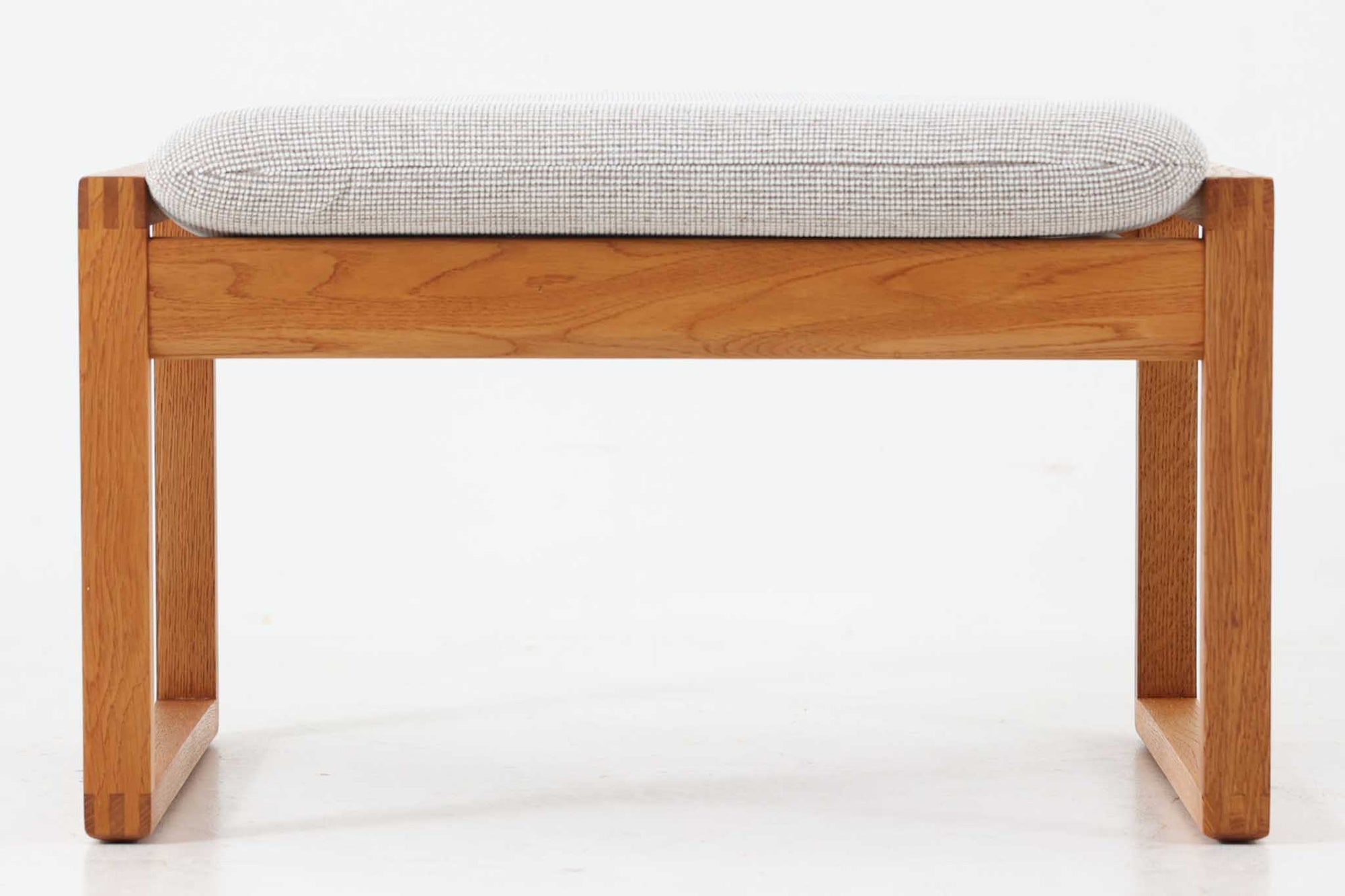 デンマークより買い付けました。model2248オットマンです。経年変化によって濃くなったオーク材のスリムなフレームが魅力的です。