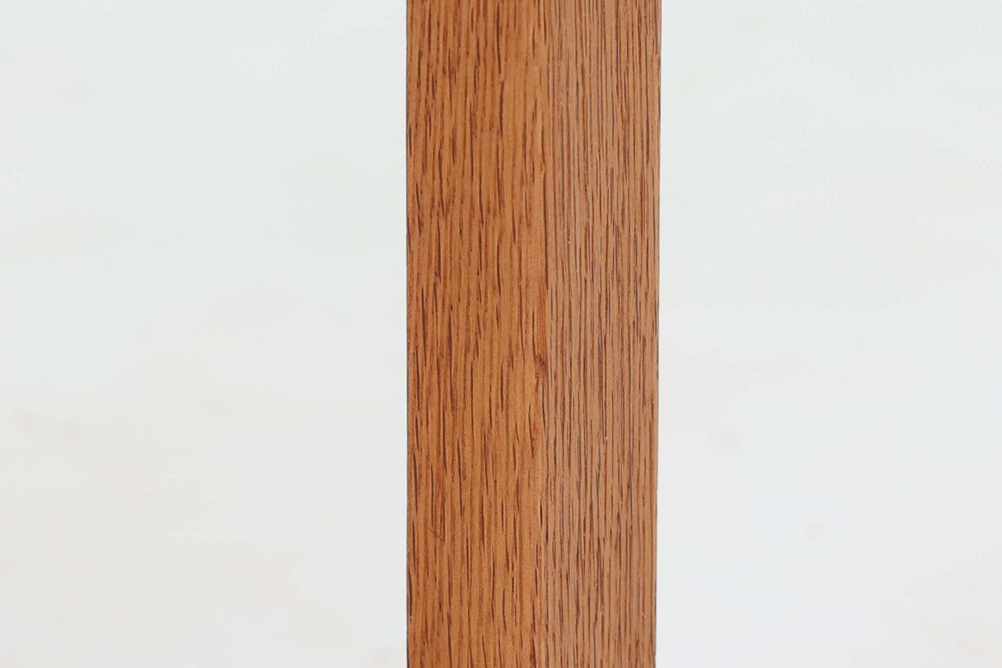 デンマークより買い付けました。model2248オットマンです。経年変化によって濃くなったオーク材のスリムなフレームが魅力的です。