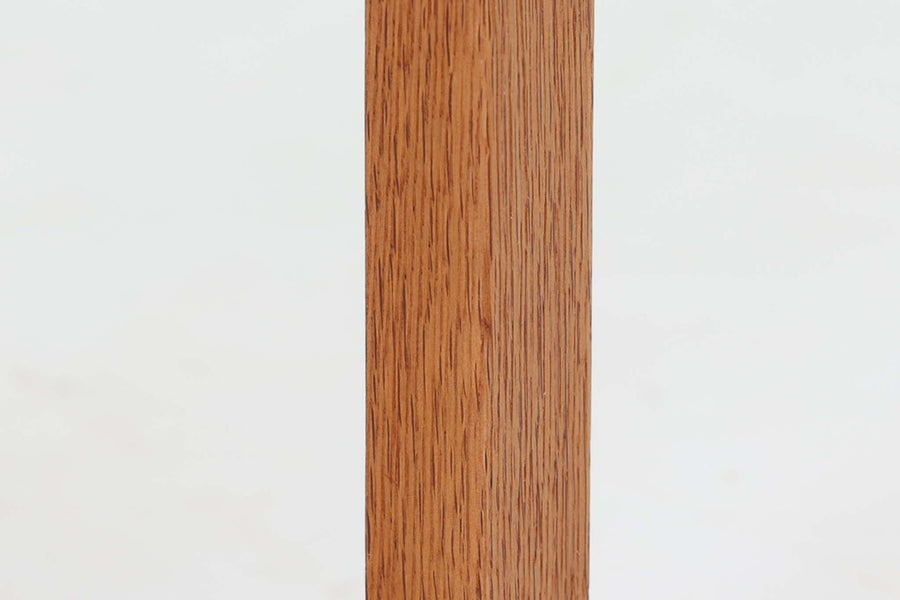 デンマークより買い付けました。model2248オットマンです。経年変化によって濃くなったオーク材のスリムなフレームが魅力的です。