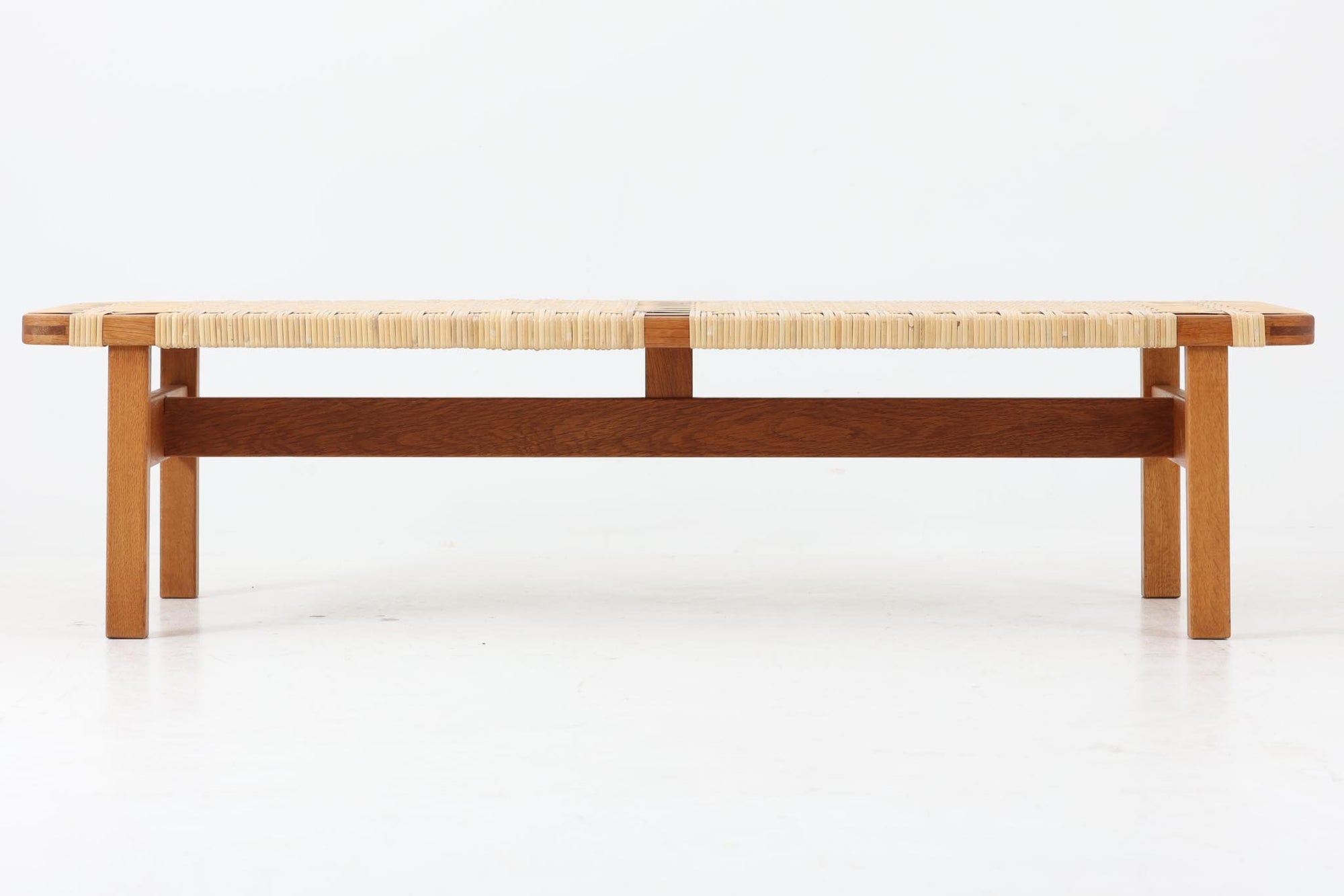 北欧より買い付けました。Borge mogensenによるデザインです。オーク材と籐の組み合わせが美しく、現地でも中々見かけない希少なモデルです。