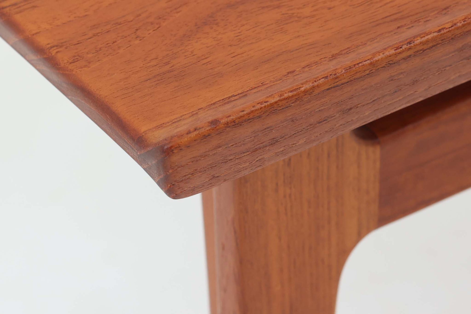 こちらはFinn Juhlデザインのサイドテーブルです。チーク無垢材が使用され、シンプルながらもクオリティの高い商品です。初期のFrance &amp; Son（フランス＆サン）の金属ロゴが付いているため、1957年頃に製造されたものです。現地デンマークのオークションで入手した確かなもので、木目も美しく、小傷程度で非常に綺麗な状態です。