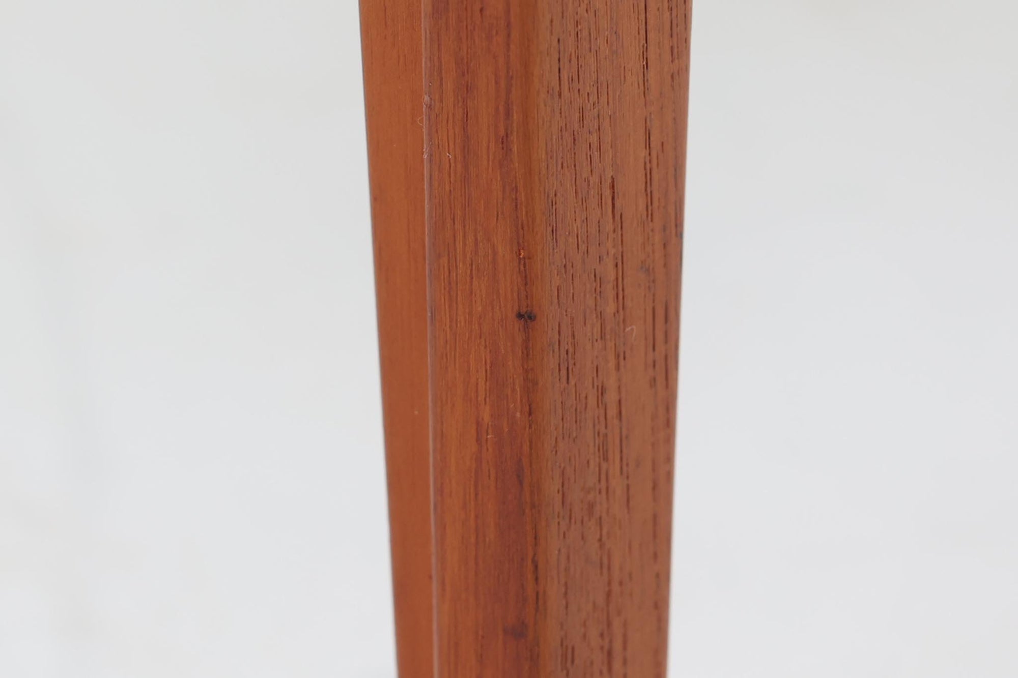 こちらはFinn Juhlデザインのサイドテーブルです。チーク無垢材が使用され、シンプルながらもクオリティの高い商品です。初期のFrance &amp; Son（フランス＆サン）の金属ロゴが付いているため、1957年頃に製造されたものです。現地デンマークのオークションで入手した確かなもので、木目も美しく、小傷程度で非常に綺麗な状態です。