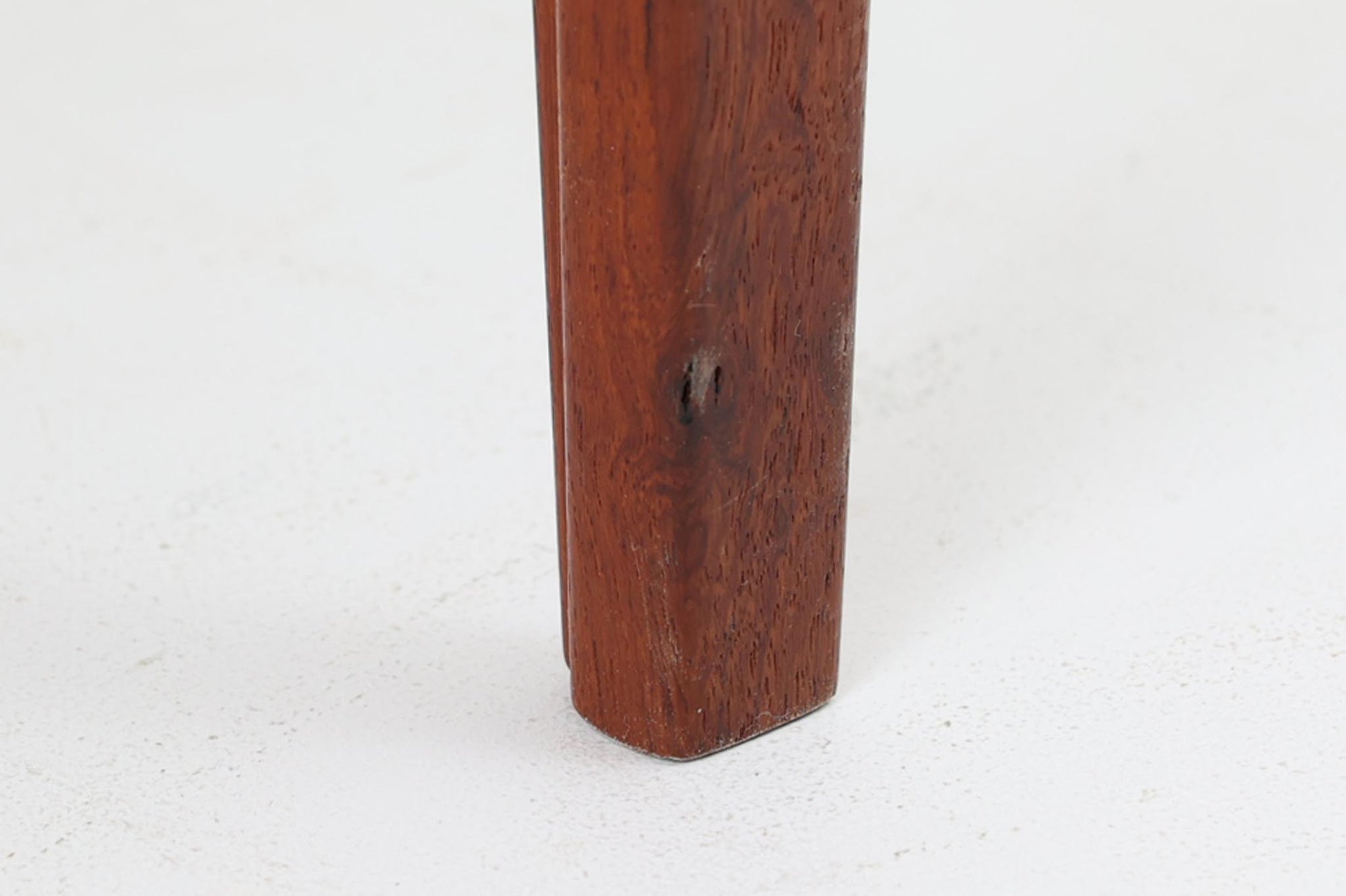 こちらはFinn Juhlデザインのサイドテーブルです。チーク無垢材が使用され、シンプルながらもクオリティの高い商品です。初期のFrance &amp; Son（フランス＆サン）の金属ロゴが付いているため、1957年頃に製造されたものです。現地デンマークのオークションで入手した確かなもので、木目も美しく、小傷程度で非常に綺麗な状態です。