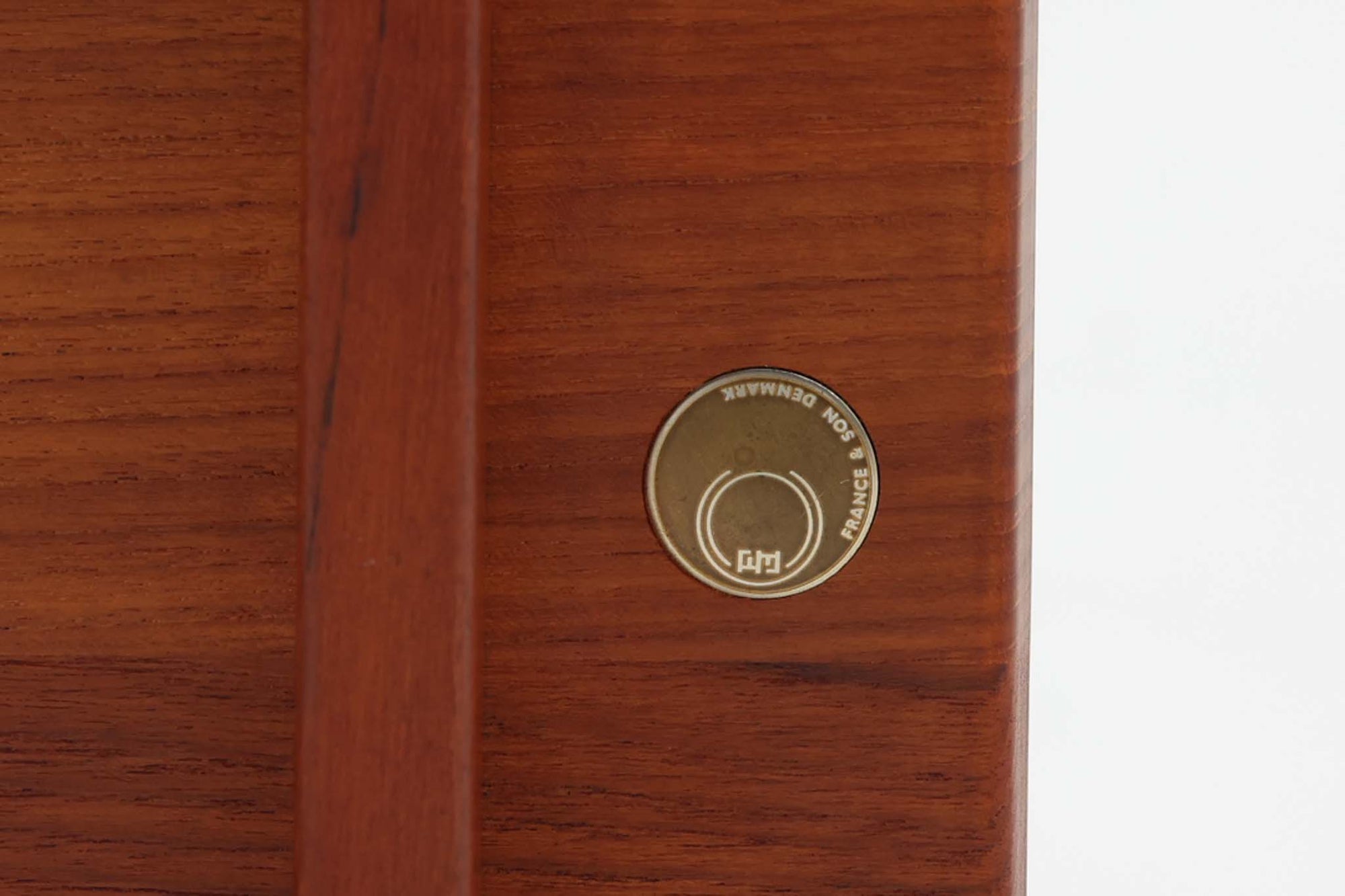 こちらはFinn Juhlデザインのサイドテーブルです。チーク無垢材が使用され、シンプルながらもクオリティの高い商品です。初期のFrance &amp; Son（フランス＆サン）の金属ロゴが付いているため、1957年頃に製造されたものです。現地デンマークのオークションで入手した確かなもので、木目も美しく、小傷程度で非常に綺麗な状態です。