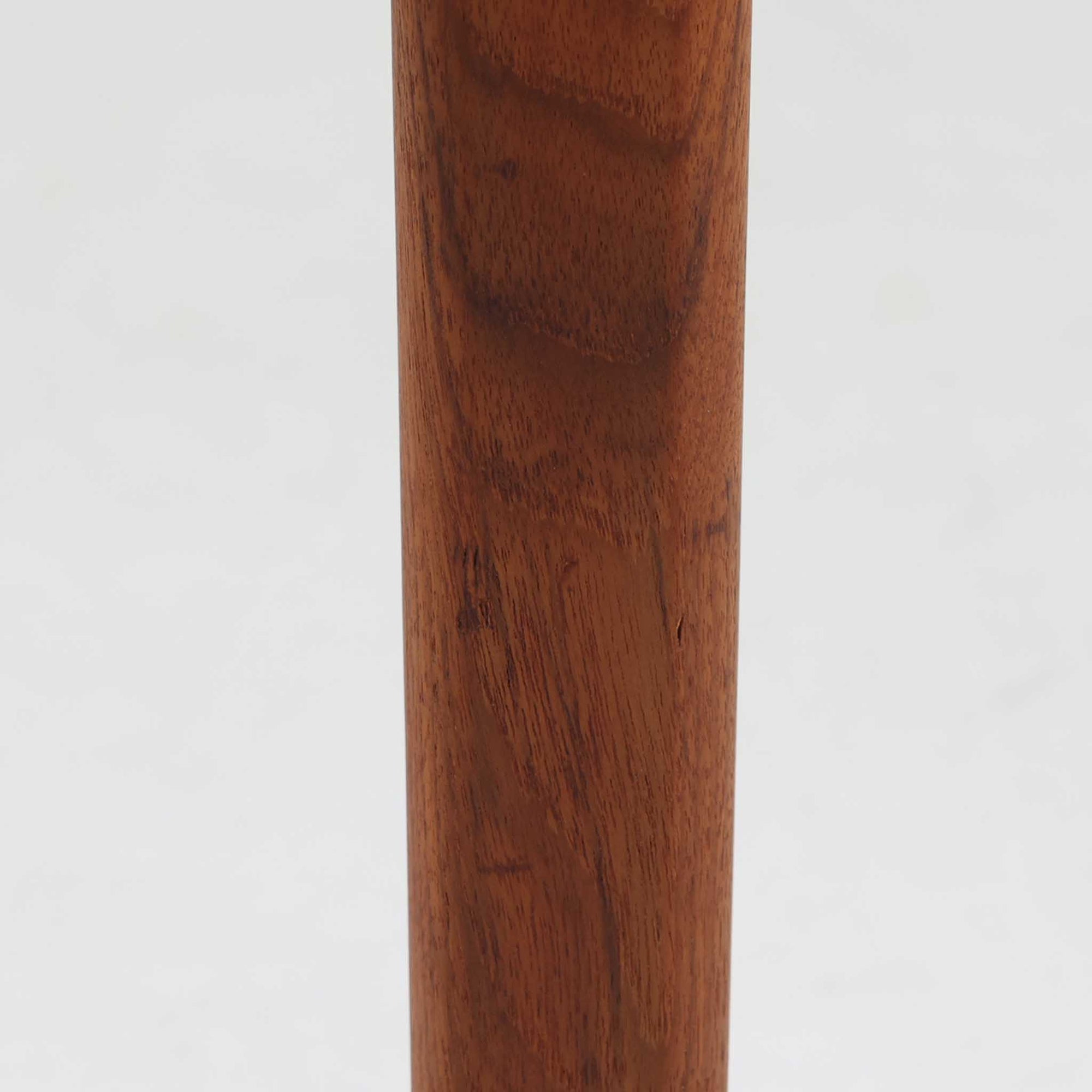 Henning Kjaernulf（ヘニング・ケアヌルフ）によってデザインされ、Vejle Stole og Mobelfabrik社が製造したデンマーク製のエクステンションダイニングテーブル。温もりあるチーク材と美しく面取りされたエッジラインが特徴です。両端のリーフを引き出すだけで最大239cmまで拡張でき、日常使いから来客時まで柔軟に対応。脚部はすっきりとした削り出しのディテールが施され、軽やかさと安定感を両立しています。素材の上質さと機能美を兼ね備えた、北欧ビンテージ家具の魅力あふれる一台です。