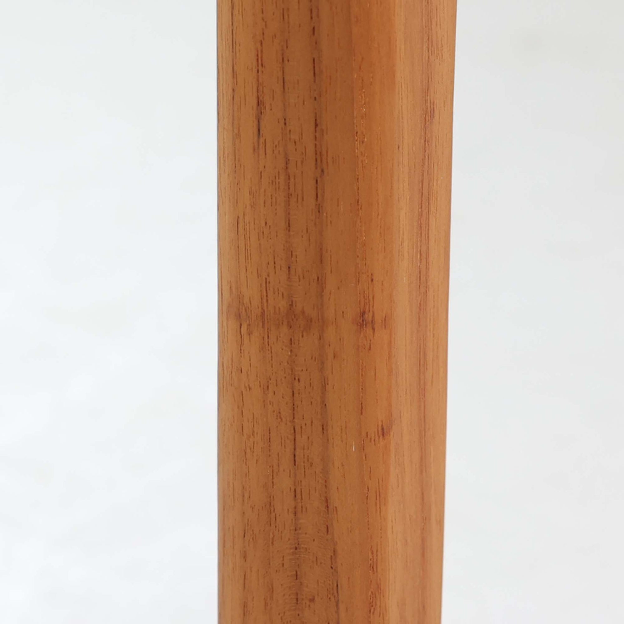 Henning Kjaernulf（ヘニング・ケアヌルフ）によってデザインされ、Vejle Stole og Mobelfabrik社が製造したデンマーク製のエクステンションダイニングテーブル。温もりあるチーク材と美しく面取りされたエッジラインが特徴です。両端のリーフを引き出すだけで最大239cmまで拡張でき、日常使いから来客時まで柔軟に対応。脚部はすっきりとした削り出しのディテールが施され、軽やかさと安定感を両立しています。素材の上質さと機能美を兼ね備えた、北欧ビンテージ家具の魅力あふれる一台です。