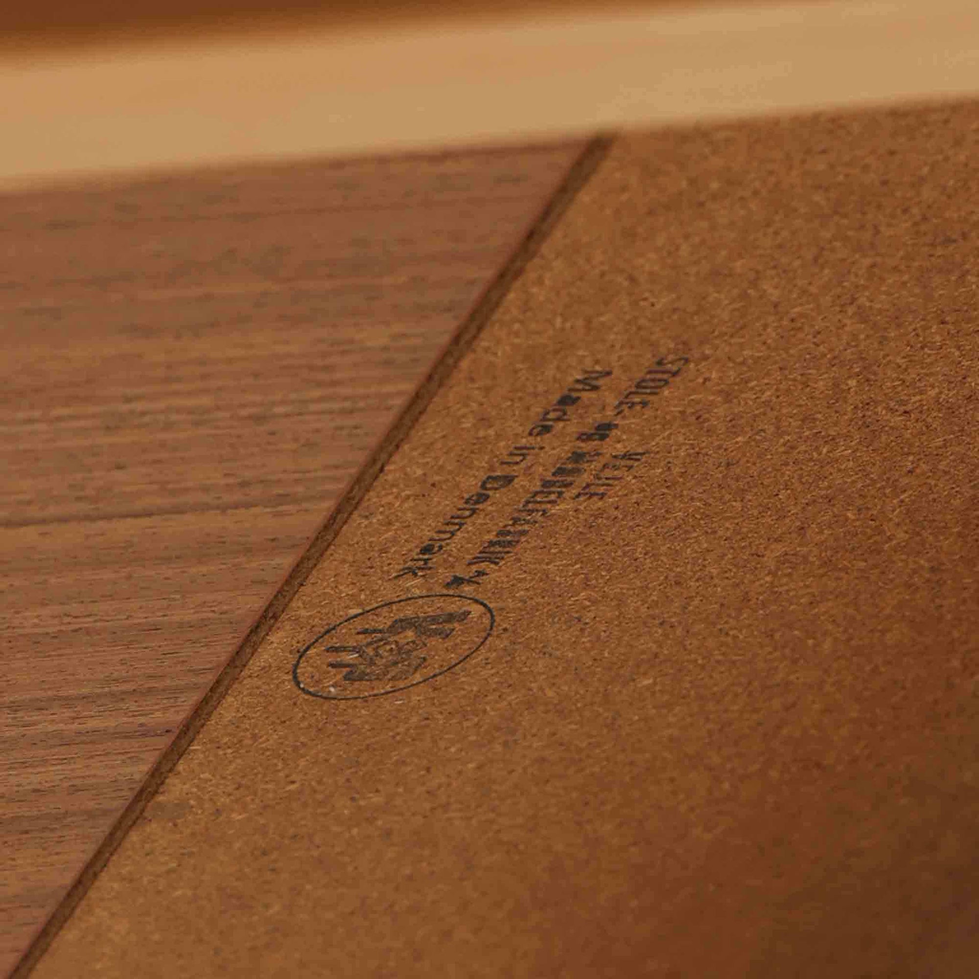 Henning Kjaernulf（ヘニング・ケアヌルフ）によってデザインされ、Vejle Stole og Mobelfabrik社が製造したデンマーク製のエクステンションダイニングテーブル。温もりあるチーク材と美しく面取りされたエッジラインが特徴です。両端のリーフを引き出すだけで最大239cmまで拡張でき、日常使いから来客時まで柔軟に対応。脚部はすっきりとした削り出しのディテールが施され、軽やかさと安定感を両立しています。素材の上質さと機能美を兼ね備えた、北欧ビンテージ家具の魅力あふれる一台です。