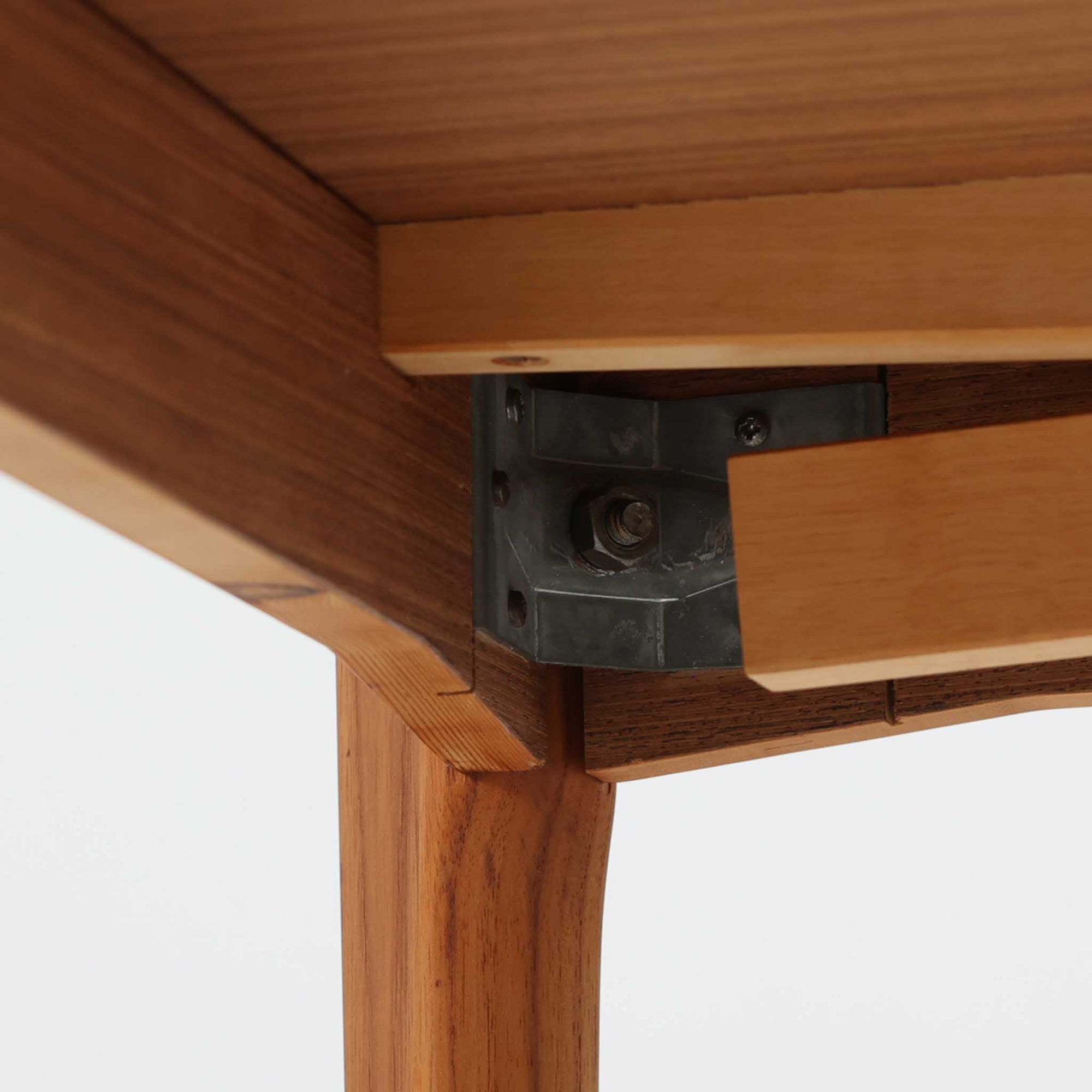 Henning Kjaernulf（ヘニング・ケアヌルフ）によってデザインされ、Vejle Stole og Mobelfabrik社が製造したデンマーク製のエクステンションダイニングテーブル。温もりあるチーク材と美しく面取りされたエッジラインが特徴です。両端のリーフを引き出すだけで最大239cmまで拡張でき、日常使いから来客時まで柔軟に対応。脚部はすっきりとした削り出しのディテールが施され、軽やかさと安定感を両立しています。素材の上質さと機能美を兼ね備えた、北欧ビンテージ家具の魅力あふれる一台です。