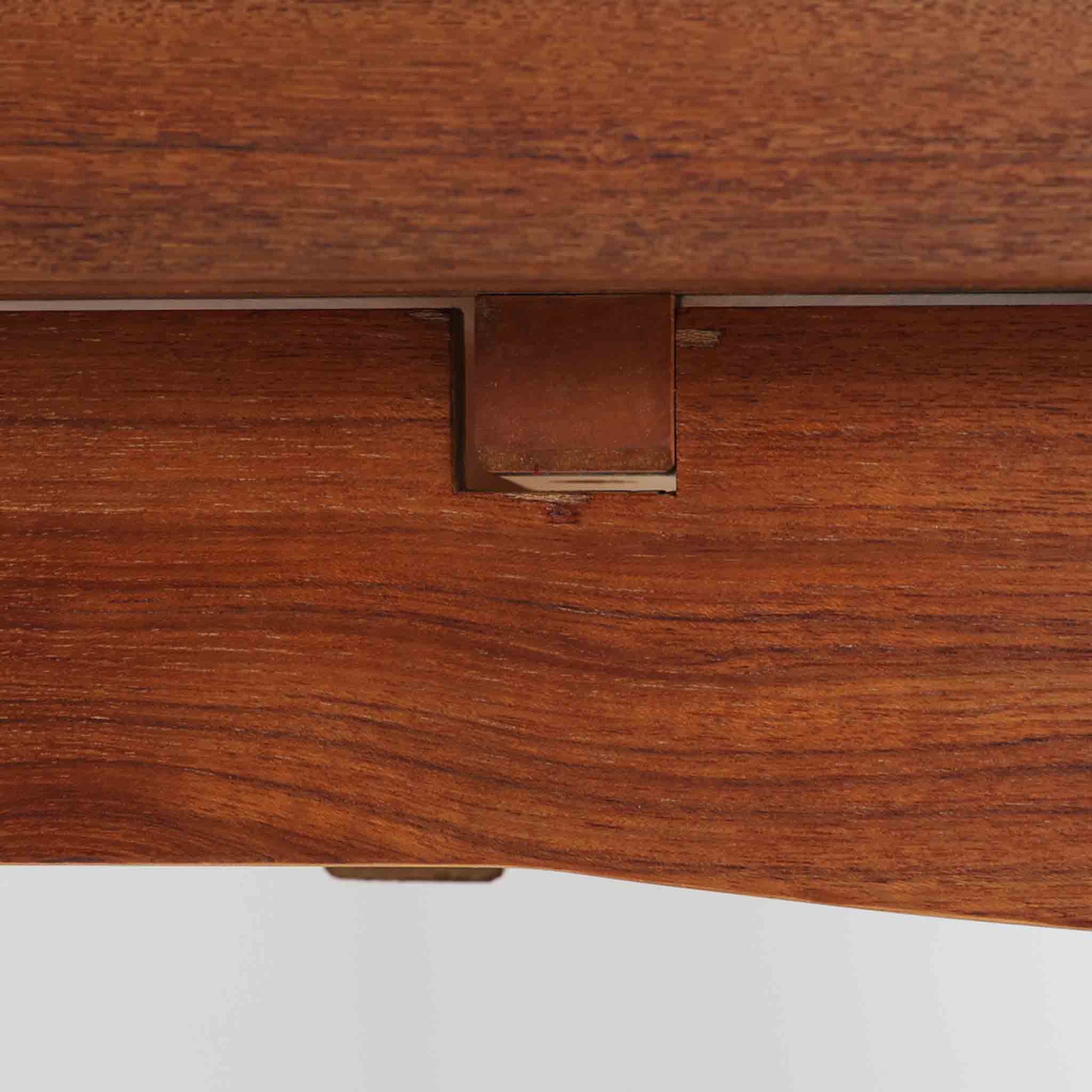 Henning Kjaernulf（ヘニング・ケアヌルフ）によってデザインされ、Vejle Stole og Mobelfabrik社が製造したデンマーク製のエクステンションダイニングテーブル。温もりあるチーク材と美しく面取りされたエッジラインが特徴です。両端のリーフを引き出すだけで最大239cmまで拡張でき、日常使いから来客時まで柔軟に対応。脚部はすっきりとした削り出しのディテールが施され、軽やかさと安定感を両立しています。素材の上質さと機能美を兼ね備えた、北欧ビンテージ家具の魅力あふれる一台です。