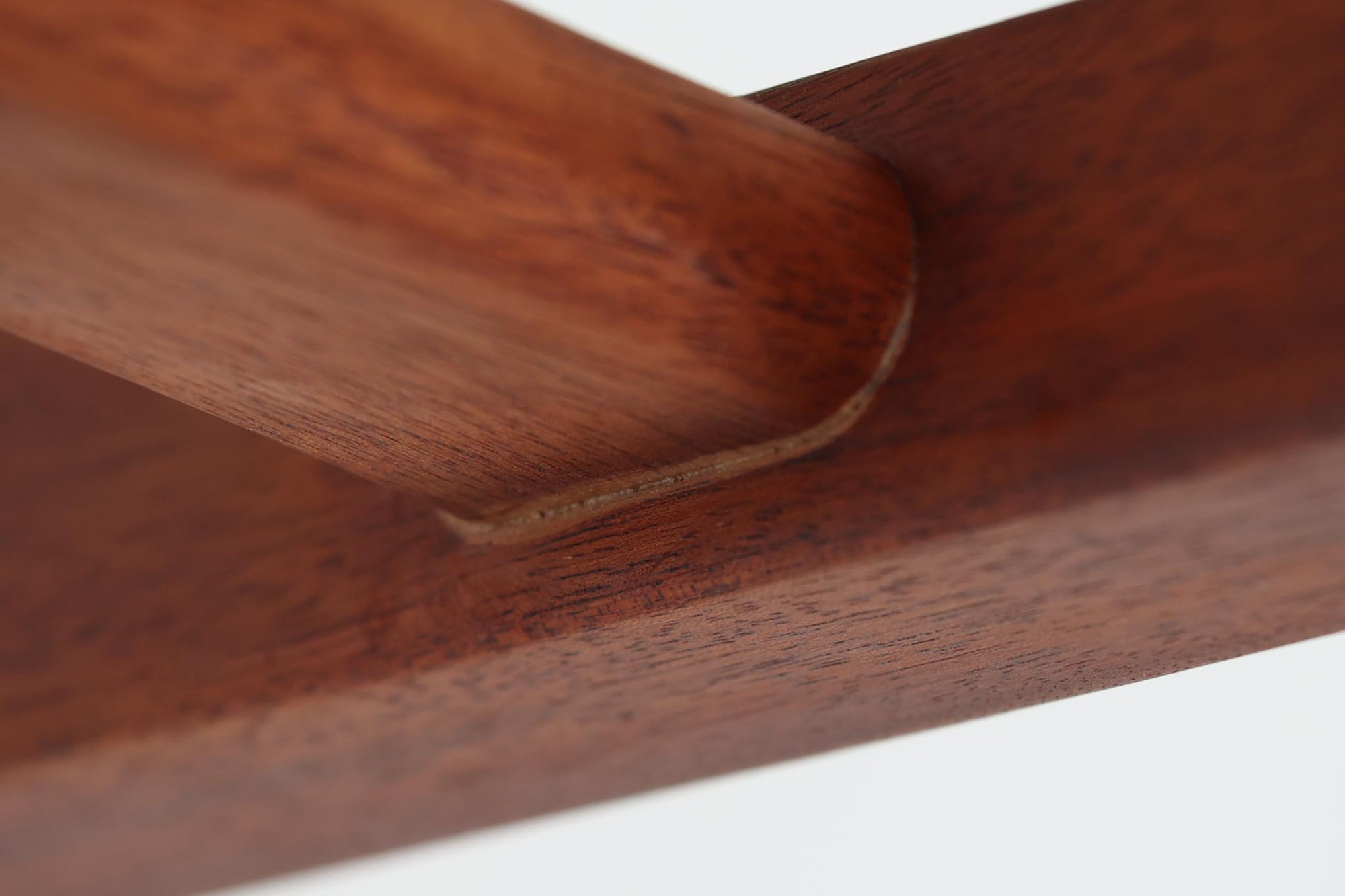 Bm73チェアは、Børge mogensen（ボーエ・モーエンセン）がデザインした、直線を基調とした端正なフォルムが魅力の一品です。本体には良質なマホガニー材が使用され、要所に曲線を取り入れることで、シンプルながらも洗練された印象を与えています。アーム付きのデザインは快適な座り心地を提供し、特にアーム先端の繋ぎ目は細部までこだわりを感じさせるデザインポイントです。脚部に大きめのあたり傷があるため、その点を考慮した価格となっております。傷がある部分も味わいとして捉えることができ、ビンテージ品の一環としてご理解いただければと思います。