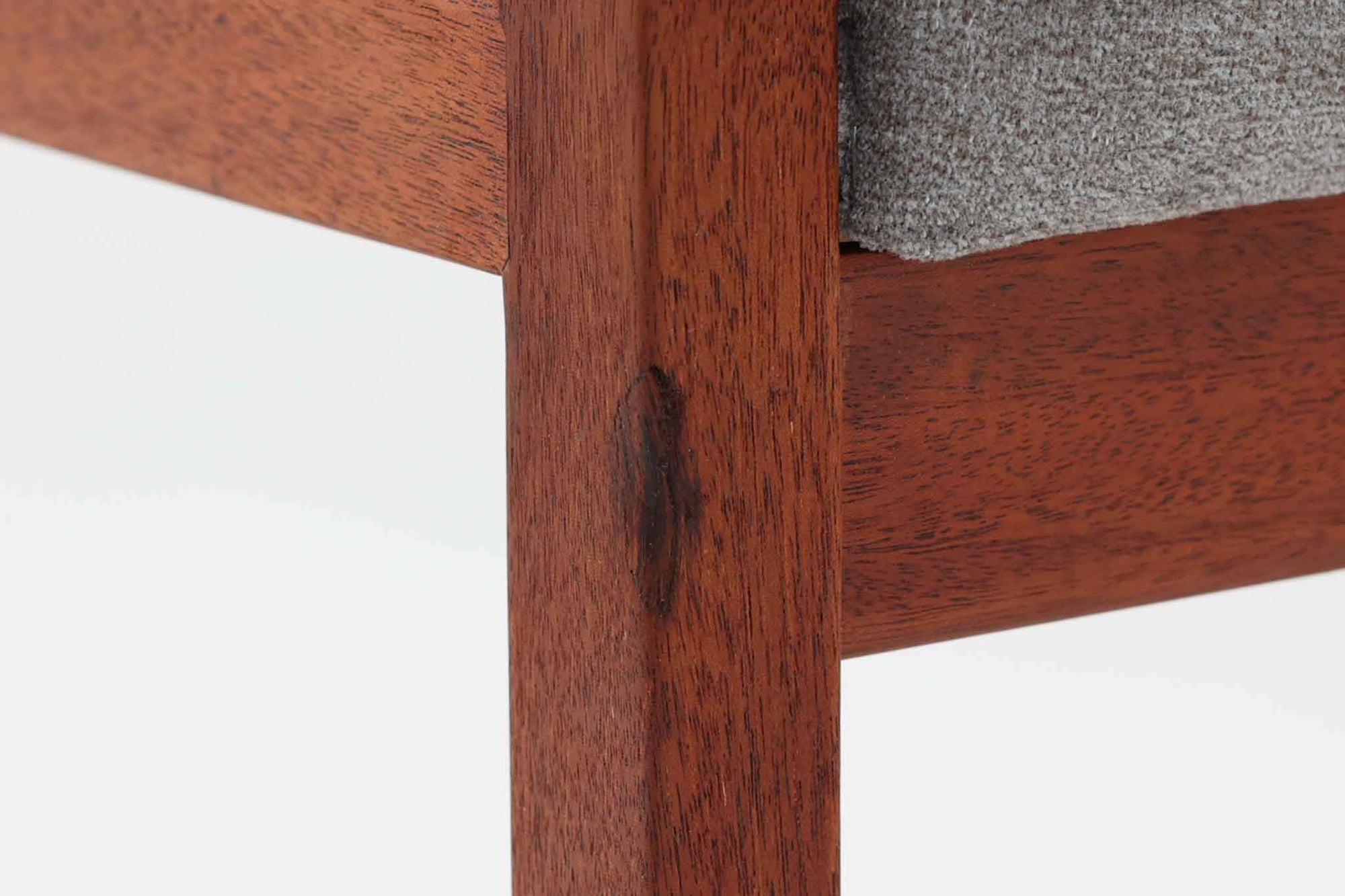 Bm73チェアは、Børge mogensen（ボーエ・モーエンセン）がデザインした、直線を基調とした端正なフォルムが魅力の一品です。本体には良質なマホガニー材が使用され、要所に曲線を取り入れることで、シンプルながらも洗練された印象を与えています。アーム付きのデザインは快適な座り心地を提供し、特にアーム先端の繋ぎ目は細部までこだわりを感じさせるデザインポイントです。脚部に大きめのあたり傷があるため、その点を考慮した価格となっております。傷がある部分も味わいとして捉えることができ、ビンテージ品の一環としてご理解いただければと思います。