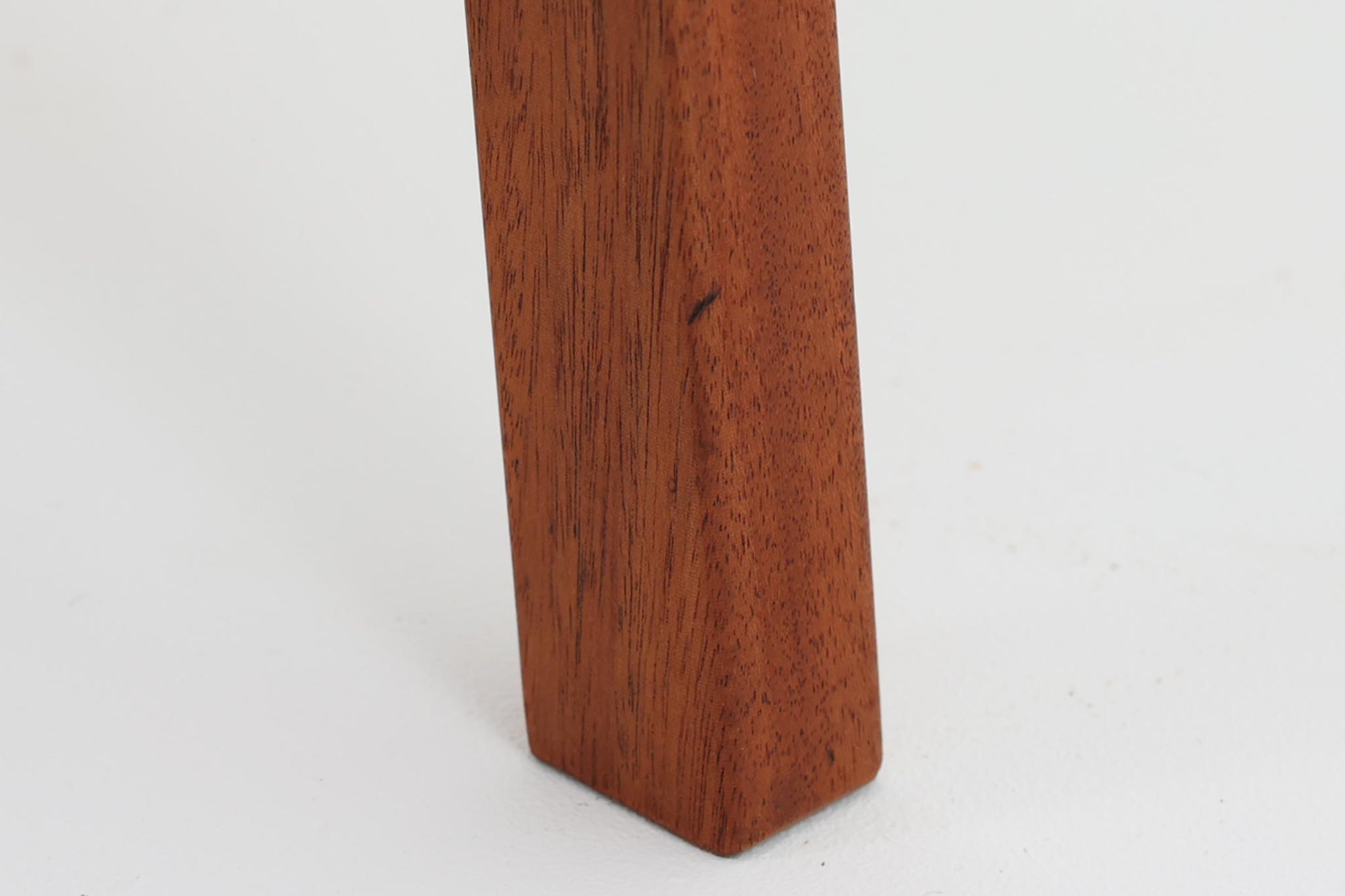 Bm73チェアは、Børge mogensen（ボーエ・モーエンセン）がデザインした、直線を基調とした端正なフォルムが魅力の一品です。本体には良質なマホガニー材が使用され、要所に曲線を取り入れることで、シンプルながらも洗練された印象を与えています。アーム付きのデザインは快適な座り心地を提供し、特にアーム先端の繋ぎ目は細部までこだわりを感じさせるデザインポイントです。脚部に大きめのあたり傷があるため、その点を考慮した価格となっております。傷がある部分も味わいとして捉えることができ、ビンテージ品の一環としてご理解いただければと思います。