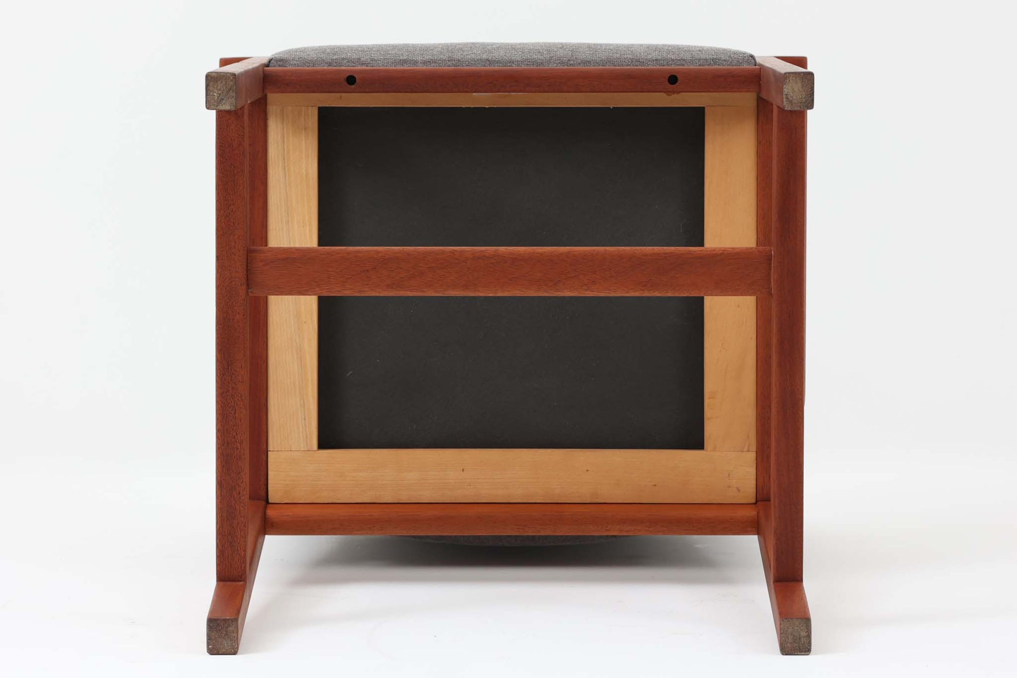 Bm73チェアは、Børge mogensen（ボーエ・モーエンセン）がデザインした、直線を基調とした端正なフォルムが魅力の一品です。本体には良質なマホガニー材が使用され、要所に曲線を取り入れることで、シンプルながらも洗練された印象を与えています。アーム付きのデザインは快適な座り心地を提供し、特にアーム先端の繋ぎ目は細部までこだわりを感じさせるデザインポイントです。脚部に大きめのあたり傷があるため、その点を考慮した価格となっております。傷がある部分も味わいとして捉えることができ、ビンテージ品の一環としてご理解いただければと思います。