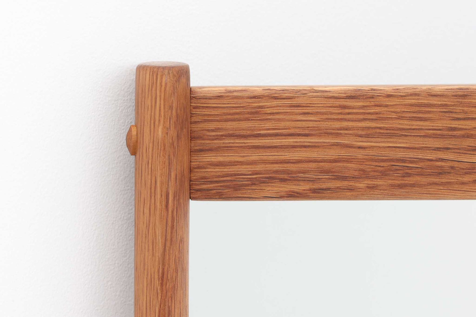 アクセル・キアスゴーによるミラーです。フレームの接続部が特徴的なデザインです。