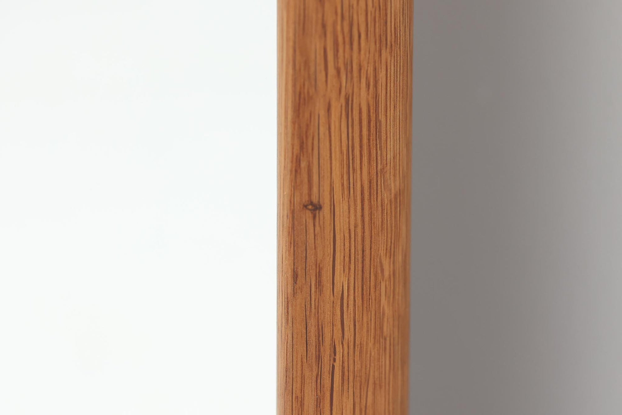 アクセル・キアスゴーによるミラーです。フレームの接続部が特徴的なデザインです。