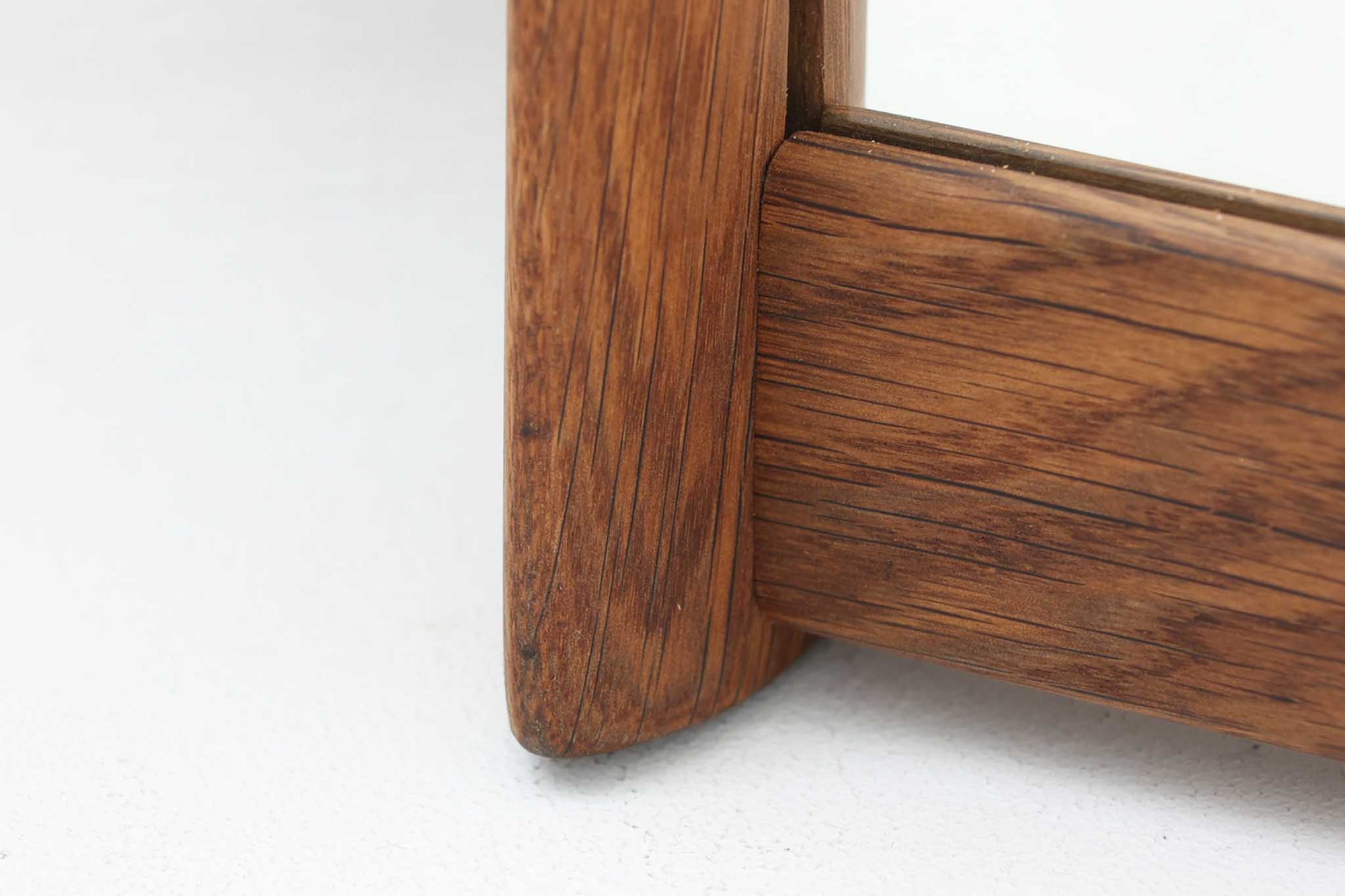 アクセル・キアスゴーによるミラーです。フレームの接続部が特徴的なデザインです。