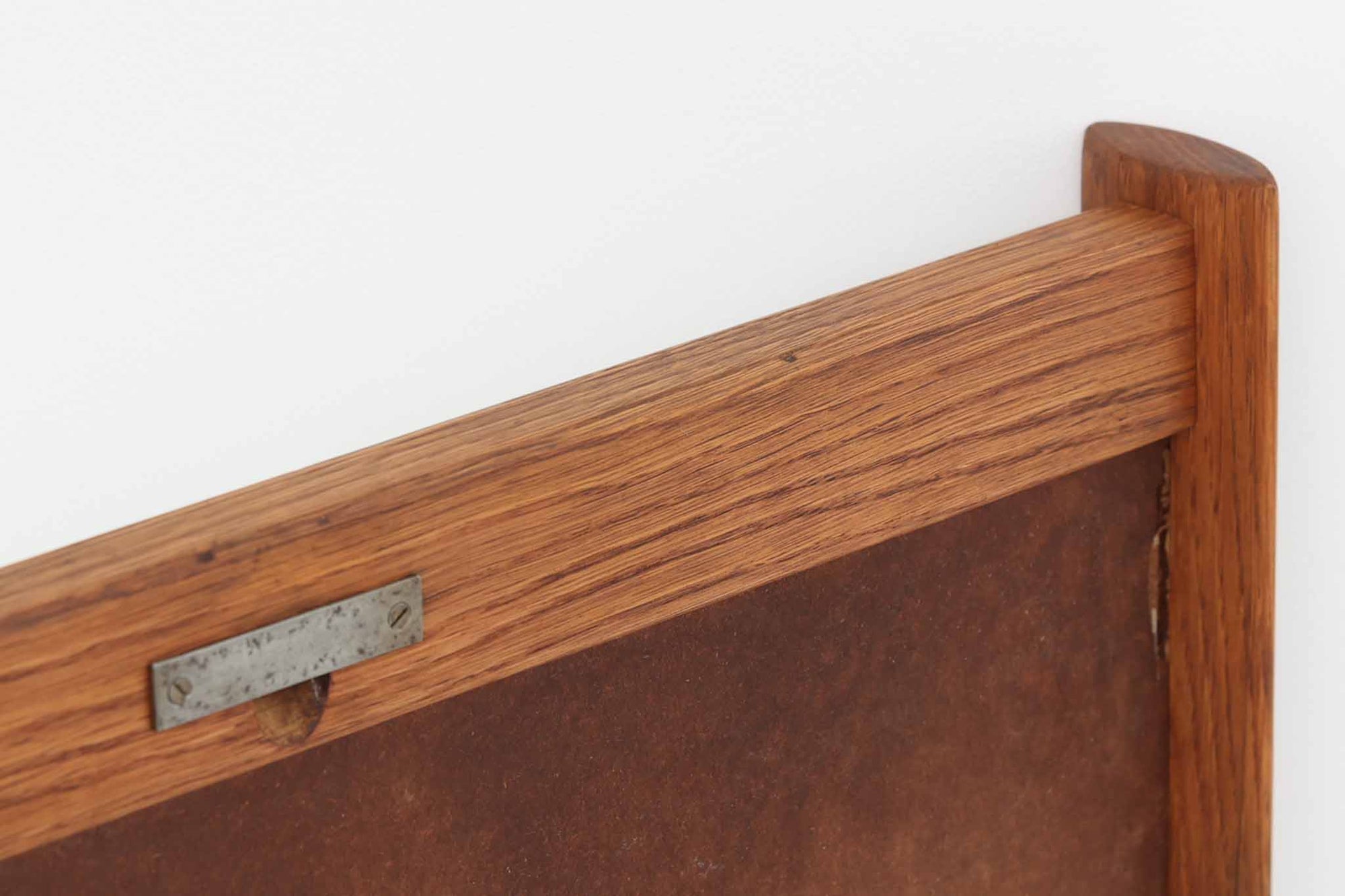 アクセル・キアスゴーによるミラーです。フレームの接続部が特徴的なデザインです。