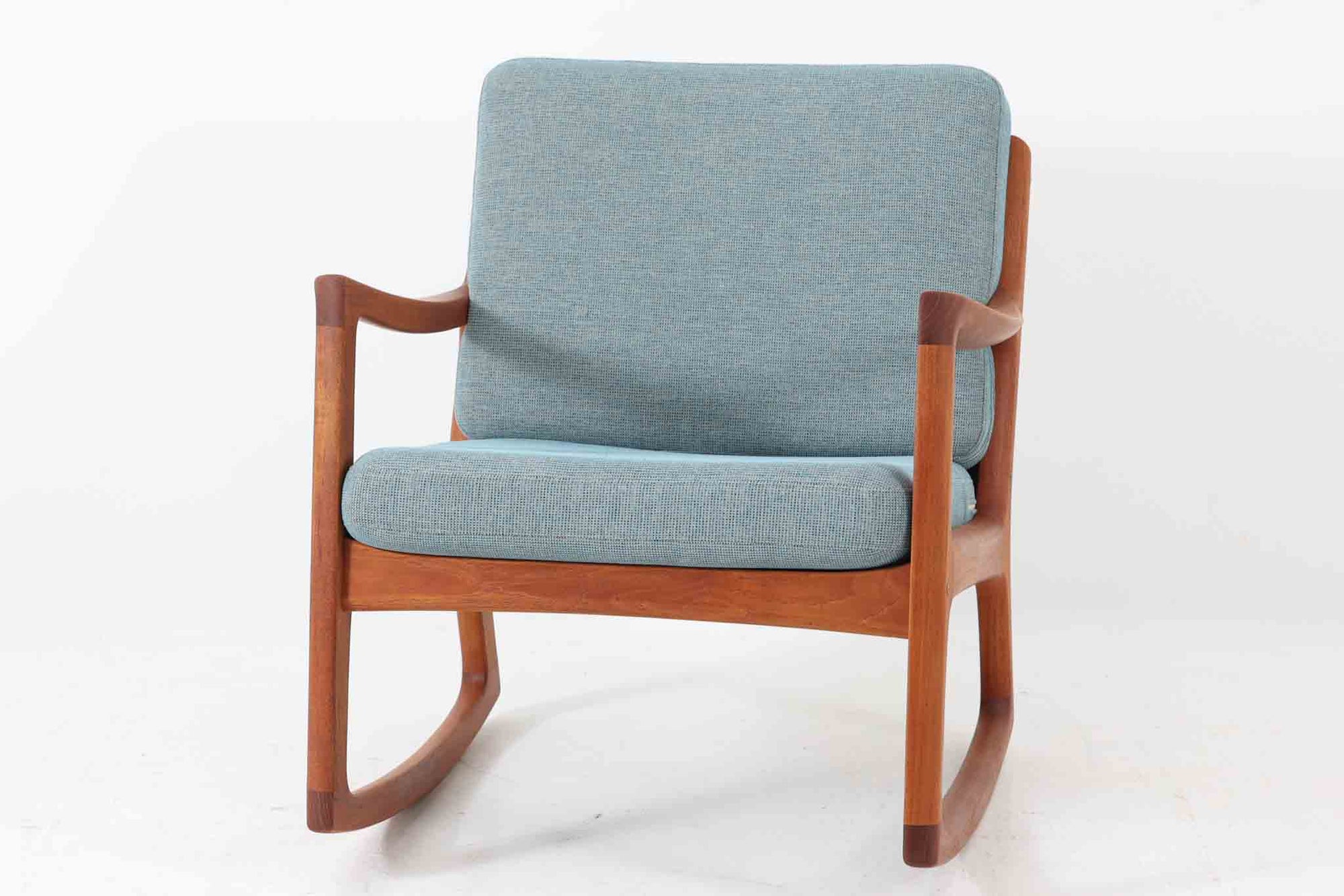 Ole Wanscherによってデザインされたmodel 166/169シングルソファの希少なロッキングタイプです。シンプルながらも優れたデザインです。そのフレームは程よい傾斜が施されており、丁寧に削りだされたチーク材は豊かな色合いとともに、ビンテージならではの温かみを感じさせます。リビングルームに配置すると、このソファでゆったりとしたリラックスタイムを楽しむことができます。座面はウレタンのみで、背もたれにはスプリングが内包されています。背面は1本ラインの初期型です。※model名には諸説があり、同じ形で166と169が混在しています。