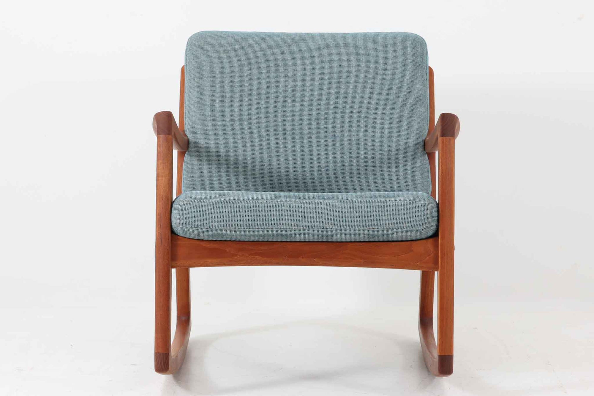 Ole Wanscherによってデザインされたmodel 166/169シングルソファの希少なロッキングタイプです。シンプルながらも優れたデザインです。そのフレームは程よい傾斜が施されており、丁寧に削りだされたチーク材は豊かな色合いとともに、ビンテージならではの温かみを感じさせます。リビングルームに配置すると、このソファでゆったりとしたリラックスタイムを楽しむことができます。座面はウレタンのみで、背もたれにはスプリングが内包されています。背面は1本ラインの初期型です。※model名には諸説があり、同じ形で166と169が混在しています。