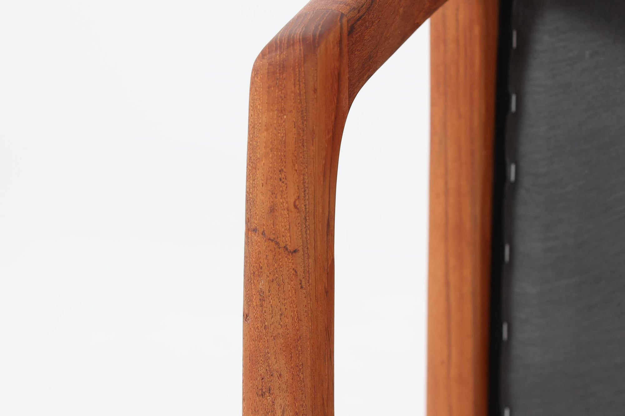 Ole Wanscherによってデザインされたmodel 166/169シングルソファの希少なロッキングタイプです。シンプルながらも優れたデザインです。そのフレームは程よい傾斜が施されており、丁寧に削りだされたチーク材は豊かな色合いとともに、ビンテージならではの温かみを感じさせます。リビングルームに配置すると、このソファでゆったりとしたリラックスタイムを楽しむことができます。座面はウレタンのみで、背もたれにはスプリングが内包されています。背面は1本ラインの初期型です。※model名には諸説があり、同じ形で166と169が混在しています。