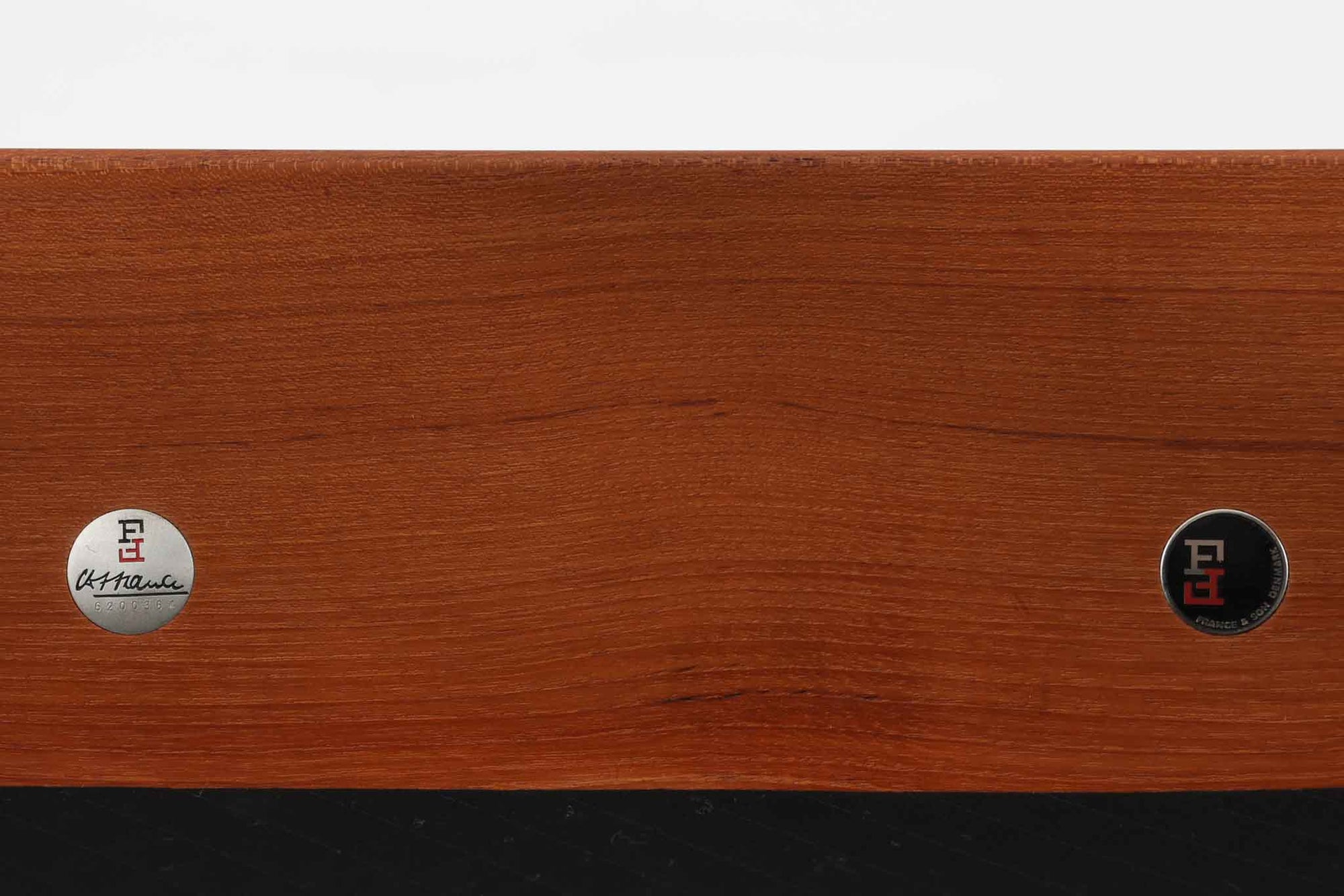 Ole Wanscherによってデザインされたmodel 166/169シングルソファの希少なロッキングタイプです。シンプルながらも優れたデザインです。そのフレームは程よい傾斜が施されており、丁寧に削りだされたチーク材は豊かな色合いとともに、ビンテージならではの温かみを感じさせます。リビングルームに配置すると、このソファでゆったりとしたリラックスタイムを楽しむことができます。座面はウレタンのみで、背もたれにはスプリングが内包されています。背面は1本ラインの初期型です。※model名には諸説があり、同じ形で166と169が混在しています。