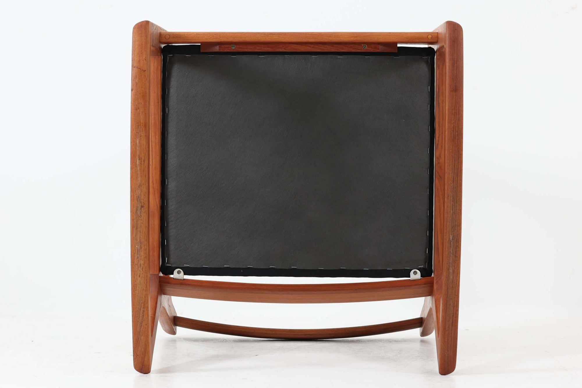 Ole Wanscherによってデザインされたmodel 166/169シングルソファの希少なロッキングタイプです。シンプルながらも優れたデザインです。そのフレームは程よい傾斜が施されており、丁寧に削りだされたチーク材は豊かな色合いとともに、ビンテージならではの温かみを感じさせます。リビングルームに配置すると、このソファでゆったりとしたリラックスタイムを楽しむことができます。座面はウレタンのみで、背もたれにはスプリングが内包されています。背面は1本ラインの初期型です。※model名には諸説があり、同じ形で166と169が混在しています。