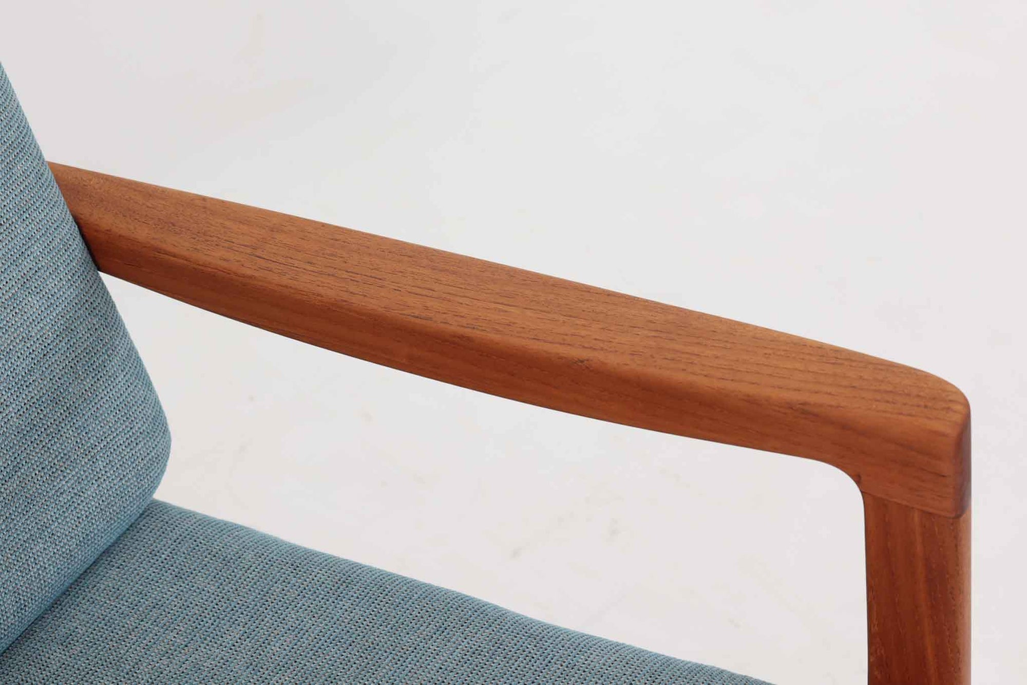 Ole Wanscherによってデザインされたmodel 166/169シングルソファの希少なロッキングタイプです。シンプルながらも優れたデザインです。そのフレームは程よい傾斜が施されており、丁寧に削りだされたチーク材は豊かな色合いとともに、ビンテージならではの温かみを感じさせます。リビングルームに配置すると、このソファでゆったりとしたリラックスタイムを楽しむことができます。座面はウレタンのみで、背もたれにはスプリングが内包されています。背面は1本ラインの初期型です。※model名には諸説があり、同じ形で166と169が混在しています。