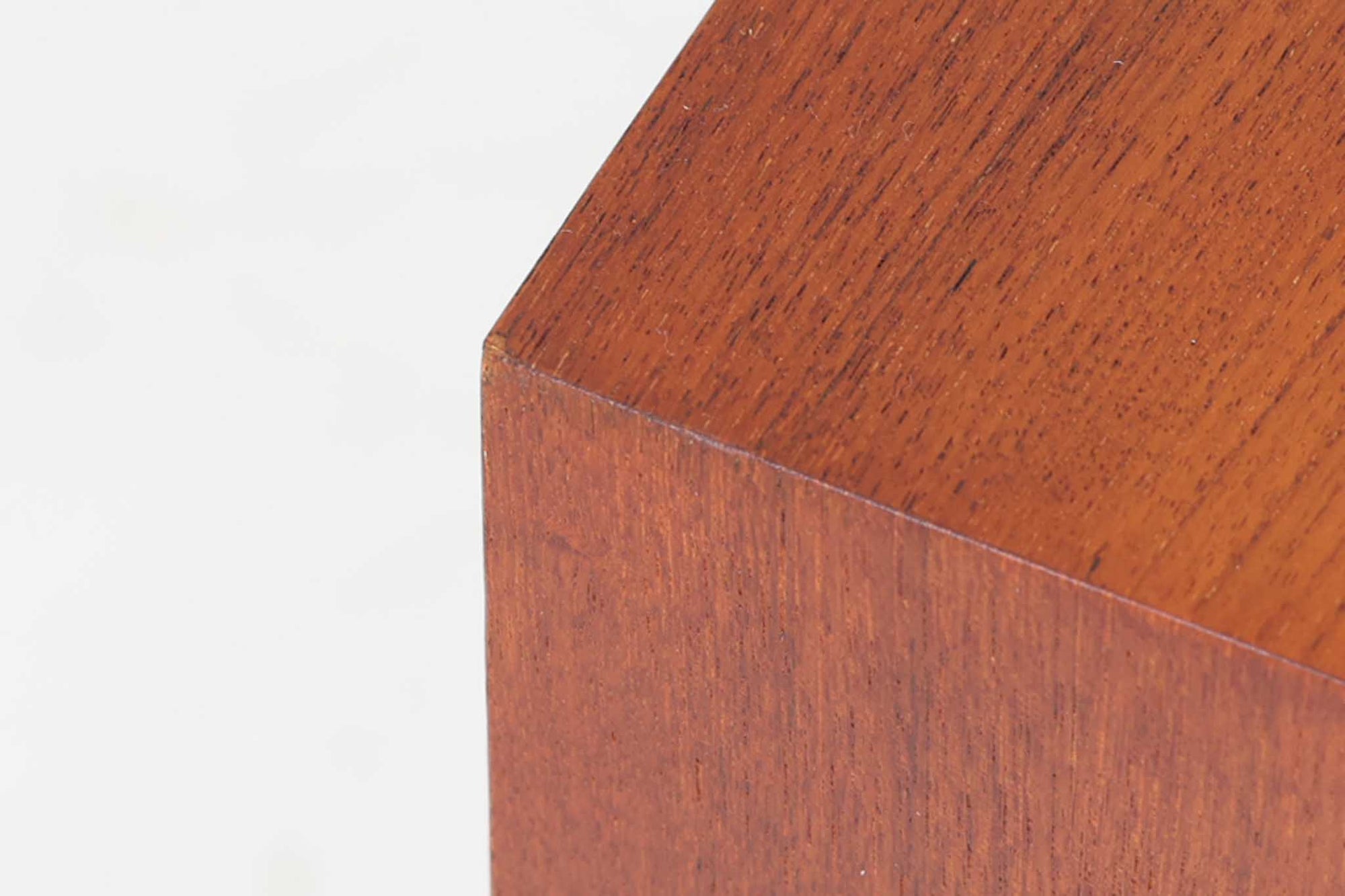 Borge mogensenデザインによるチェストドレッサーです。チーク材とオーク材の組み合わせが美しく、多機能で使い勝手の良い作品です。