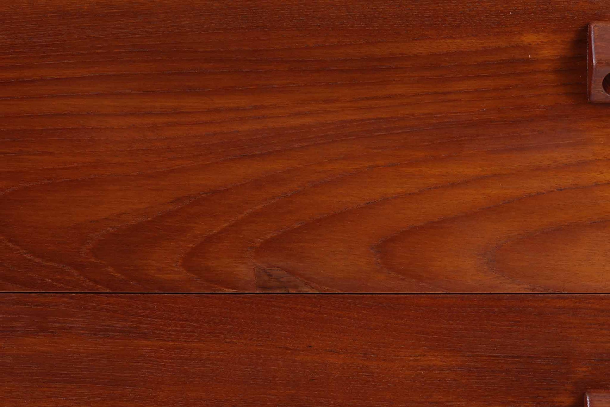 Borge mogensenデザインによるチェストドレッサーです。チーク材とオーク材の組み合わせが美しく、多機能で使い勝手の良い作品です。