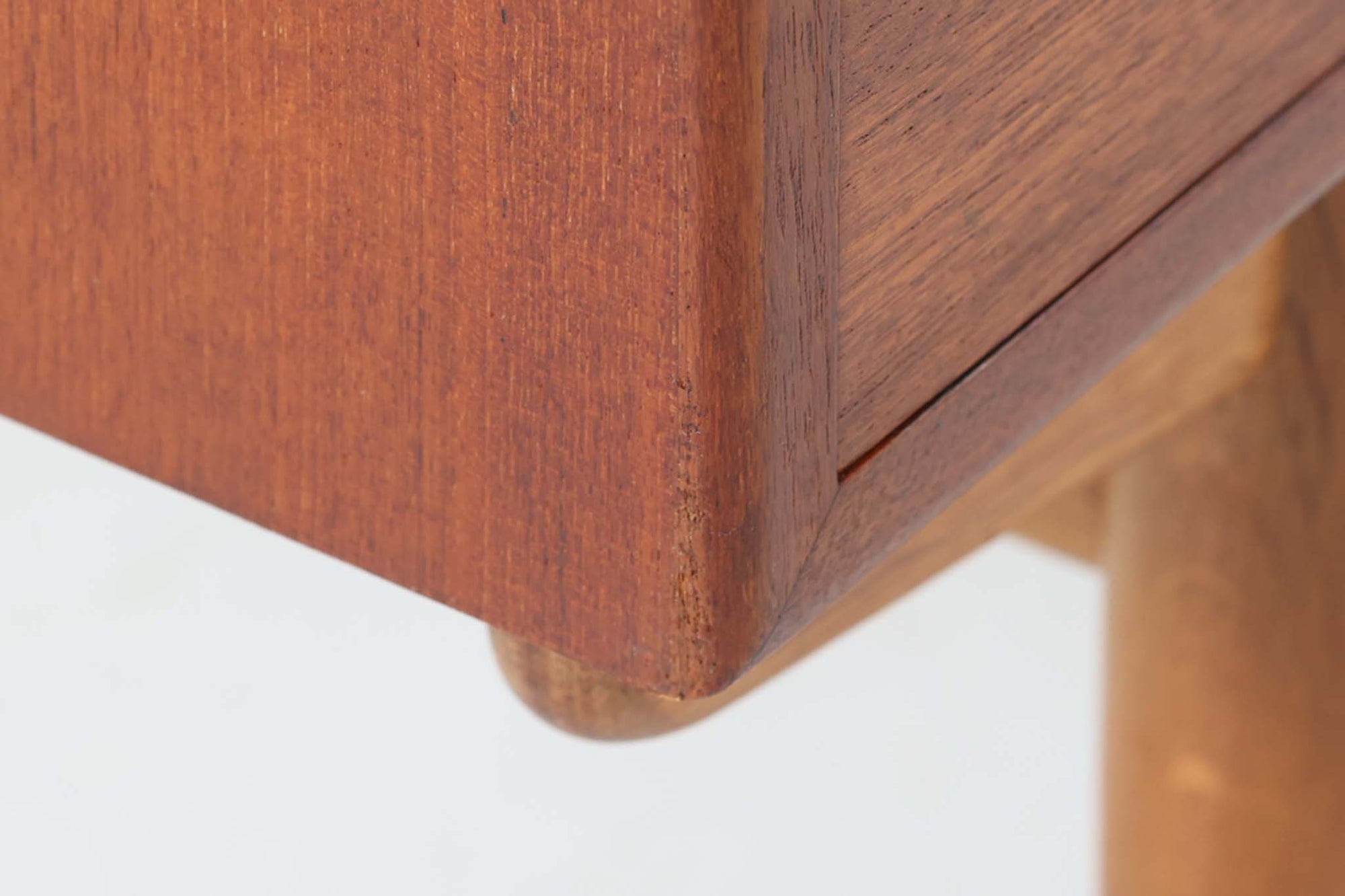 Borge mogensenデザインによるチェストドレッサーです。チーク材とオーク材の組み合わせが美しく、多機能で使い勝手の良い作品です。