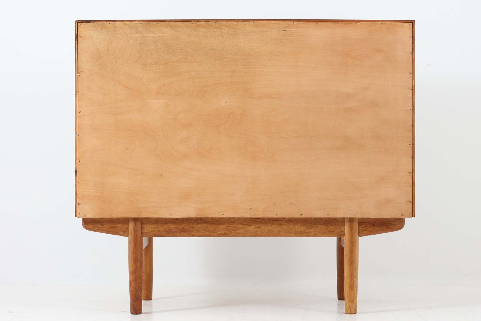 Borge mogensenデザインによるチェストドレッサーです。チーク材とオーク材の組み合わせが美しく、多機能で使い勝手の良い作品です。