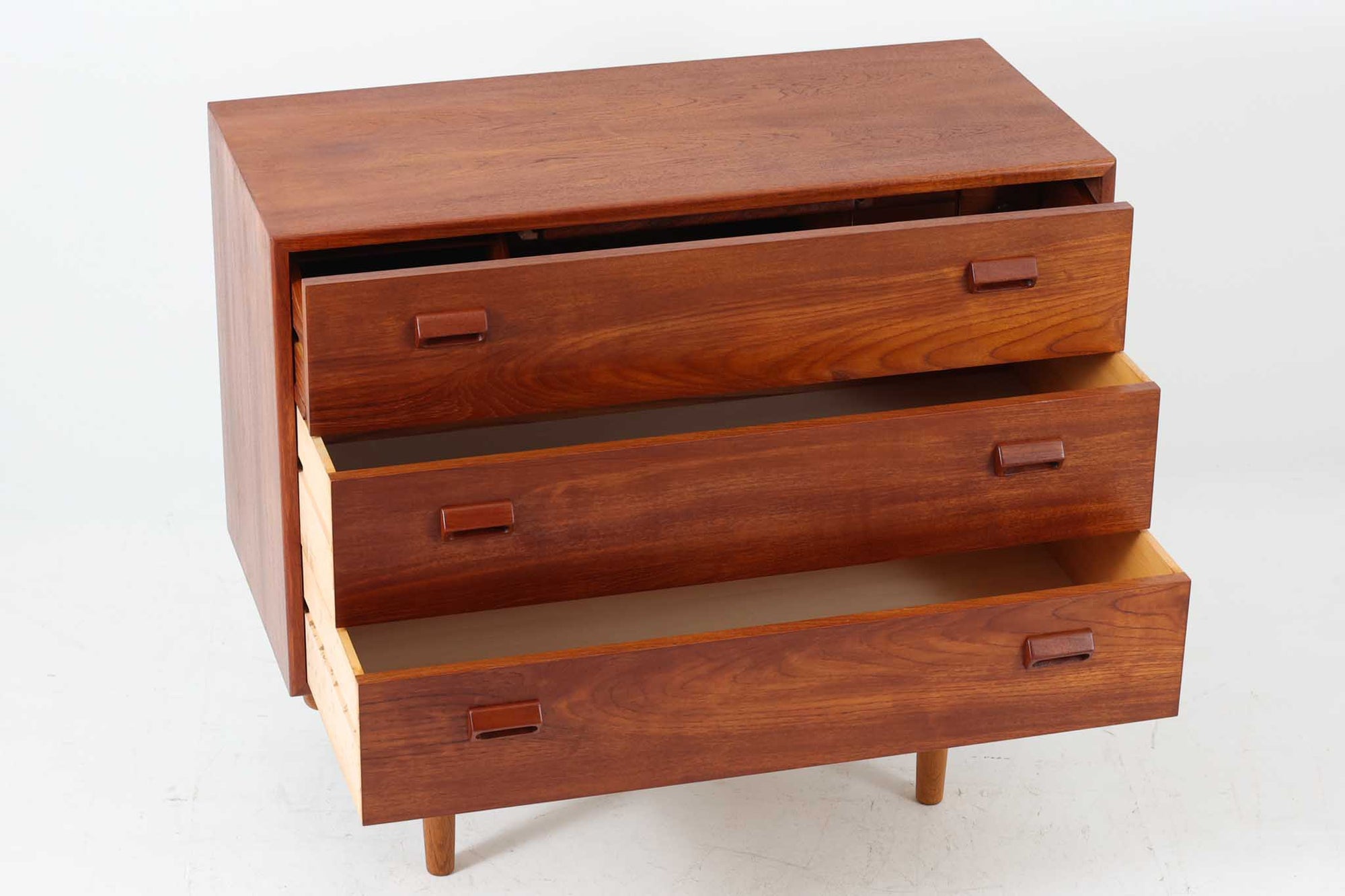 Borge mogensenデザインによるチェストドレッサーです。チーク材とオーク材の組み合わせが美しく、多機能で使い勝手の良い作品です。