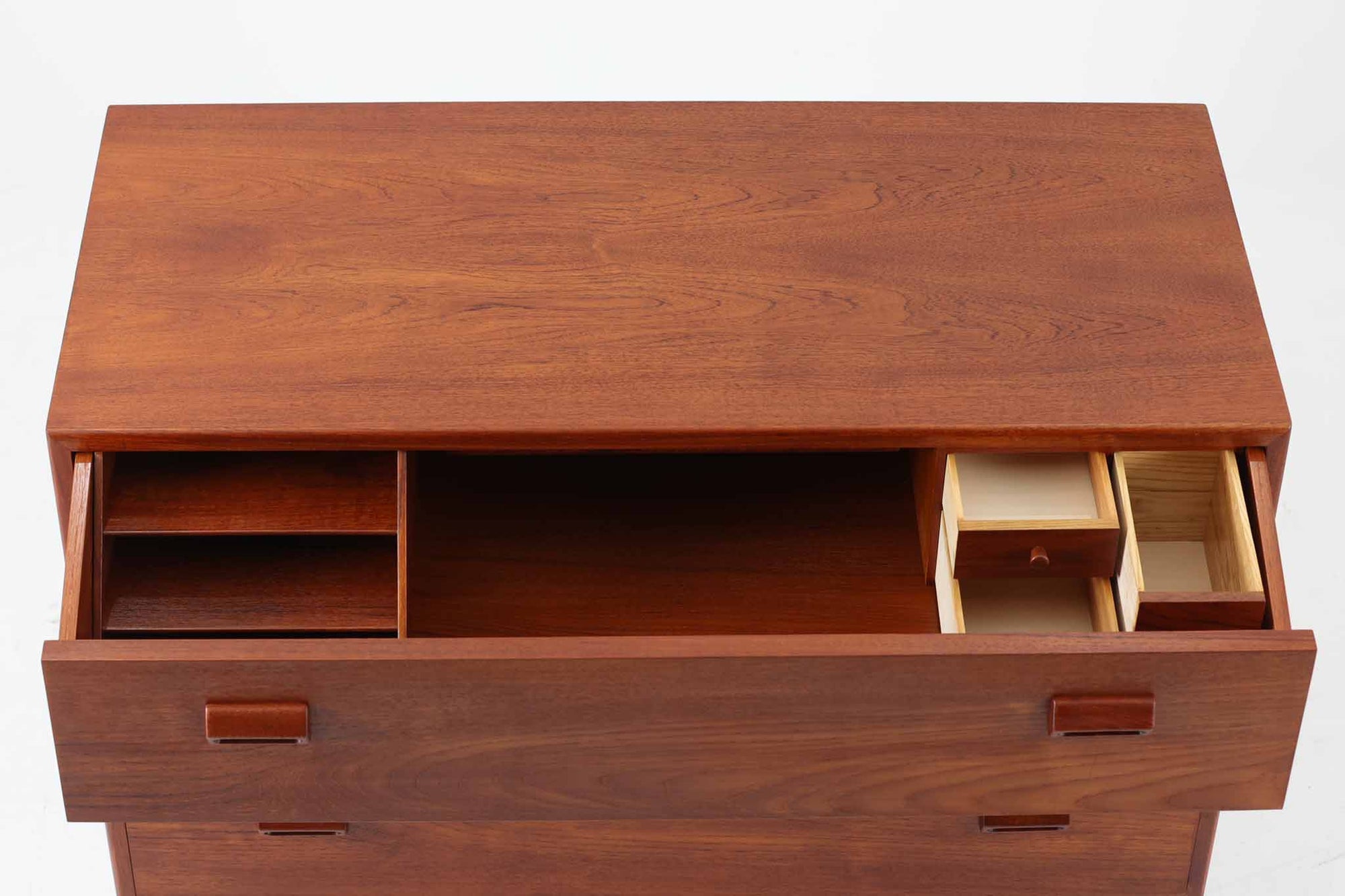 Borge mogensenデザインによるチェストドレッサーです。チーク材とオーク材の組み合わせが美しく、多機能で使い勝手の良い作品です。