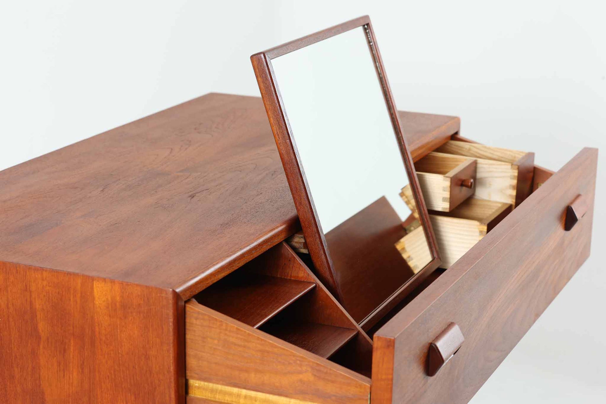 Borge mogensenデザインによるチェストドレッサーです。チーク材とオーク材の組み合わせが美しく、多機能で使い勝手の良い作品です。