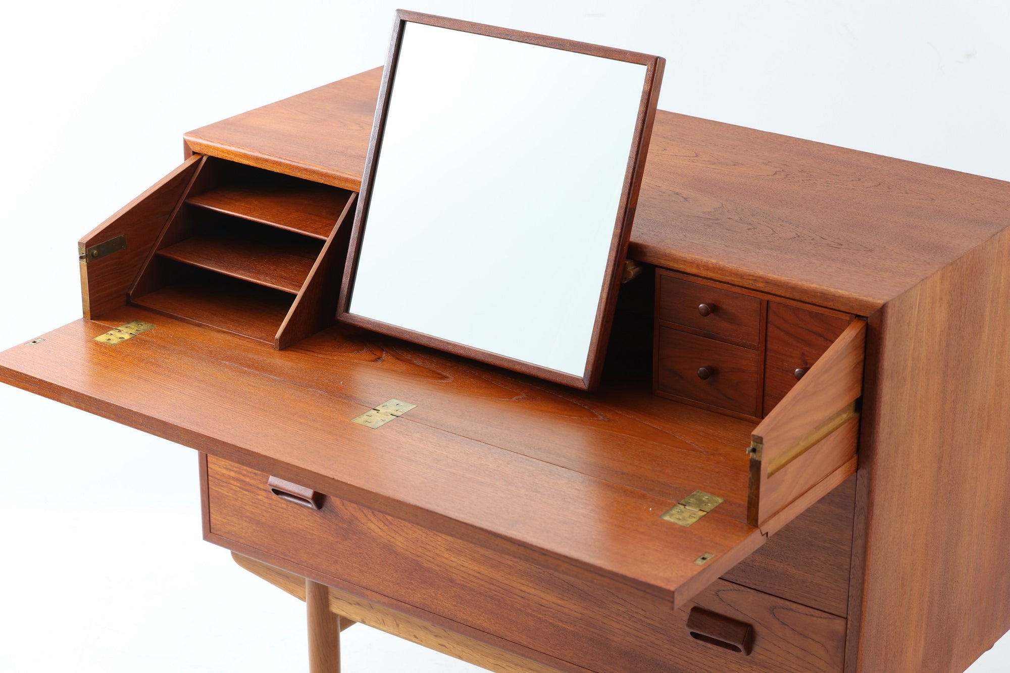 Borge mogensenデザインによるチェストドレッサーです。チーク材とオーク材の組み合わせが美しく、多機能で使い勝手の良い作品です。