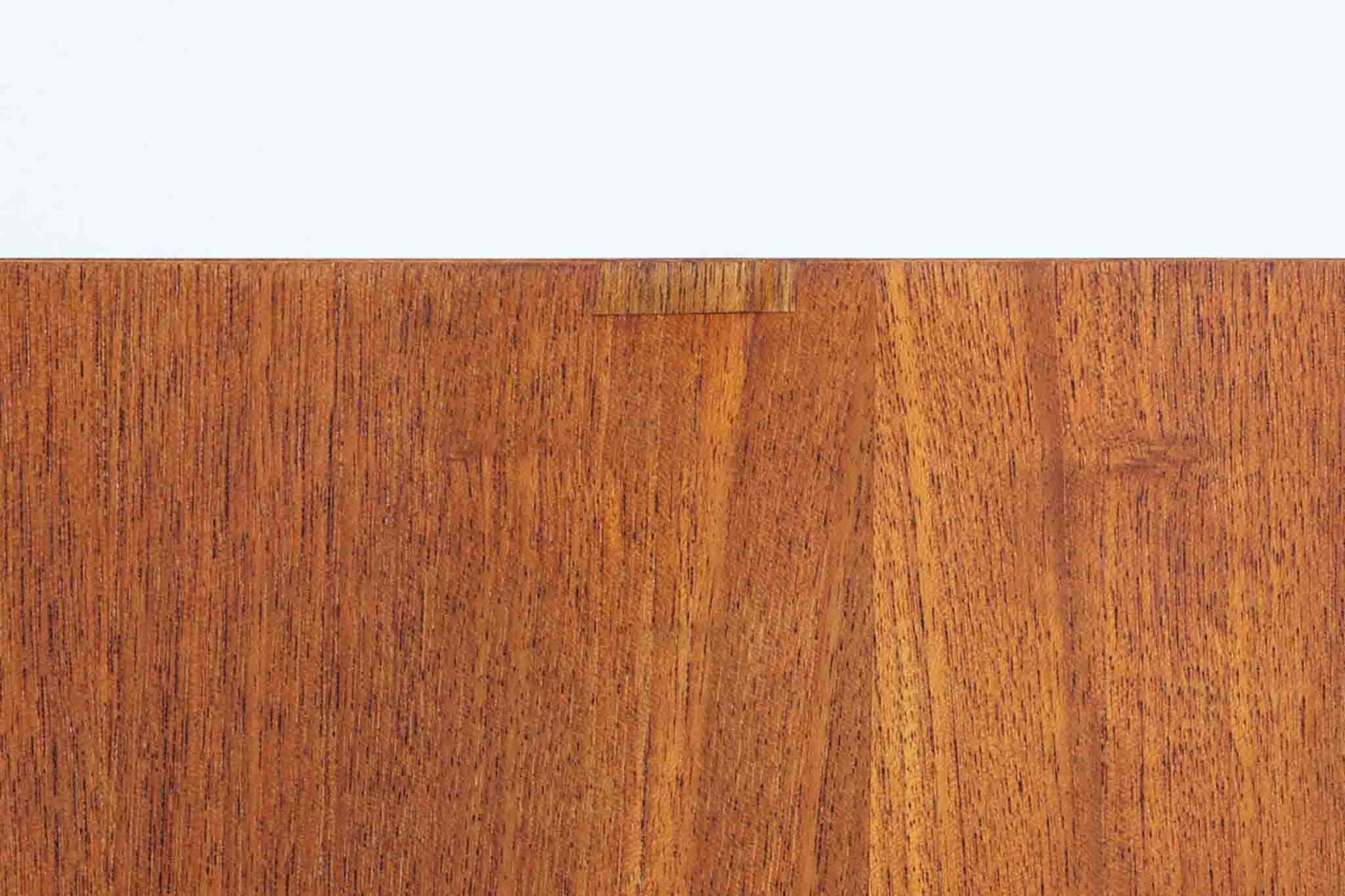 Borge mogensenデザインによるチェストドレッサーです。チーク材とオーク材の組み合わせが美しく、多機能で使い勝手の良い作品です。