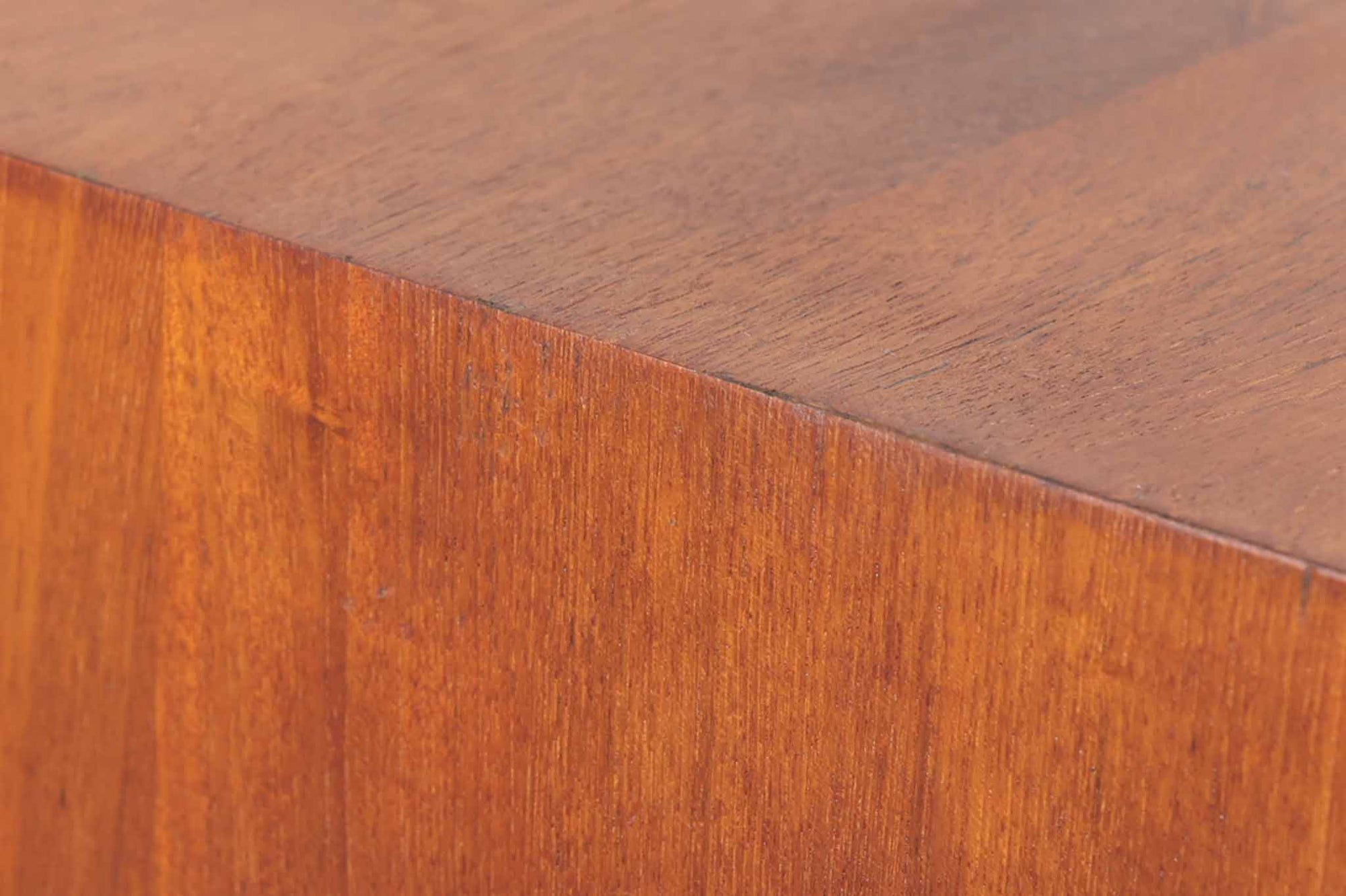 Borge mogensenデザインによるチェストドレッサーです。チーク材とオーク材の組み合わせが美しく、多機能で使い勝手の良い作品です。