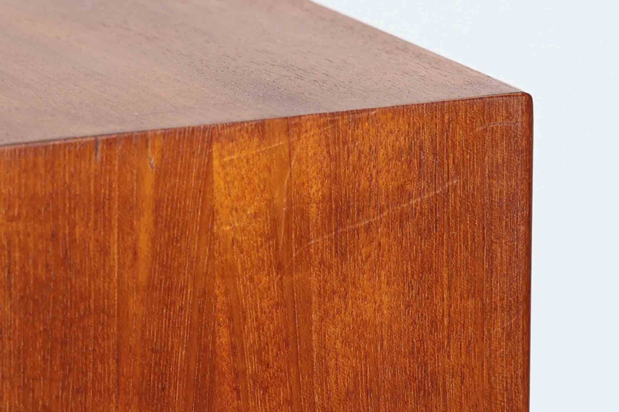 Borge mogensenデザインによるチェストドレッサーです。チーク材とオーク材の組み合わせが美しく、多機能で使い勝手の良い作品です。