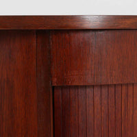 デンマーク製キドニーデスクです。緩やかな曲線を描く天板と、右側に配された蛇腹扉収納が特徴的な美しいデザインで、北欧モダンの洗練された造形美が感じられます。上質なチーク材が用いられ、深みのある色合いと木目が経年により一層味わいを増しています。背面にも収納棚を備えており、空間の中央に置いても様になる造りです。書斎デスクとしてはもちろん、ショップのカウンターや作業台としても活躍する存在感のある一台です。